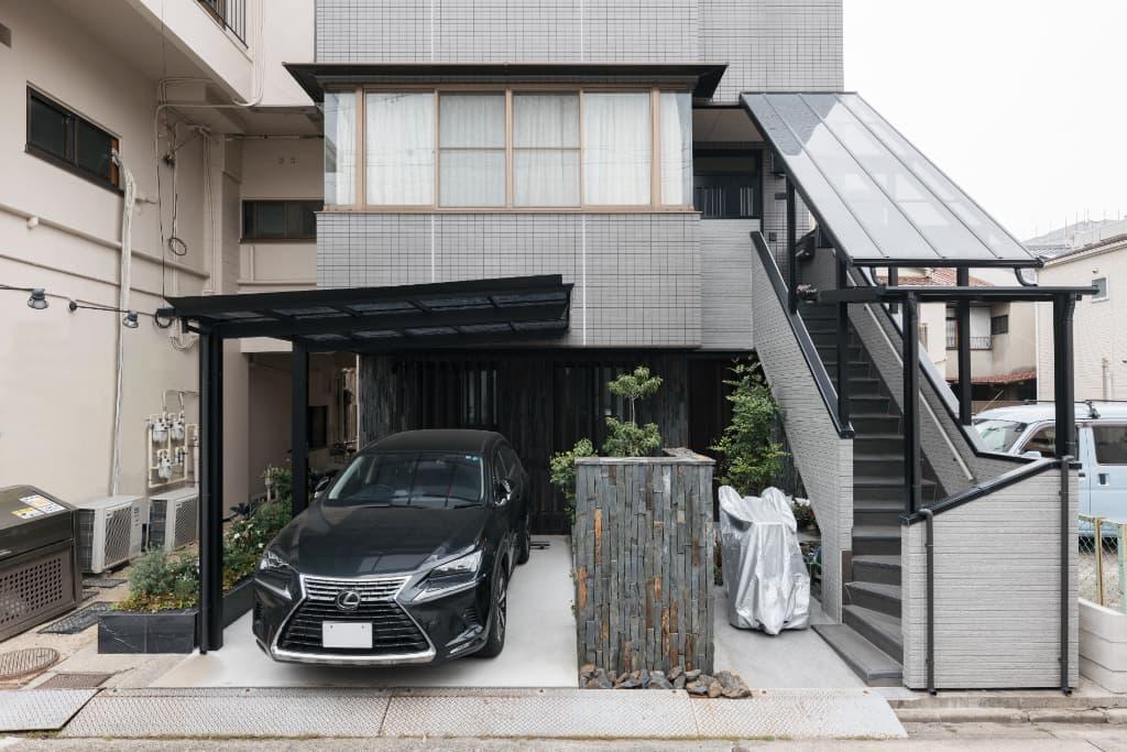 お持ちの車と建物に統一感をもたせ、高級感のある外構をデザイン。