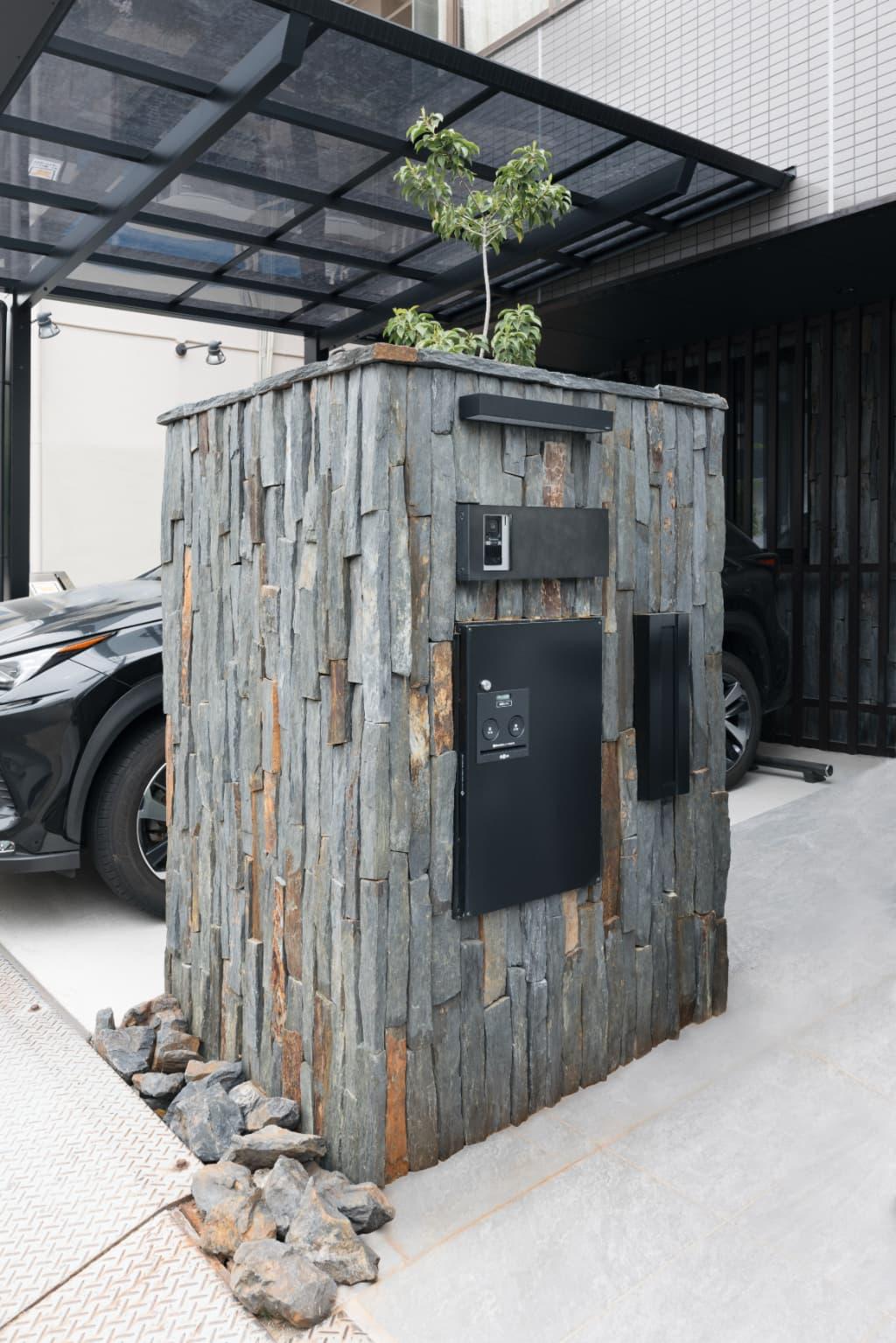 黒やグレーの色味を基調に、石やタイル、岩などの様々な質感が散りばめられています。