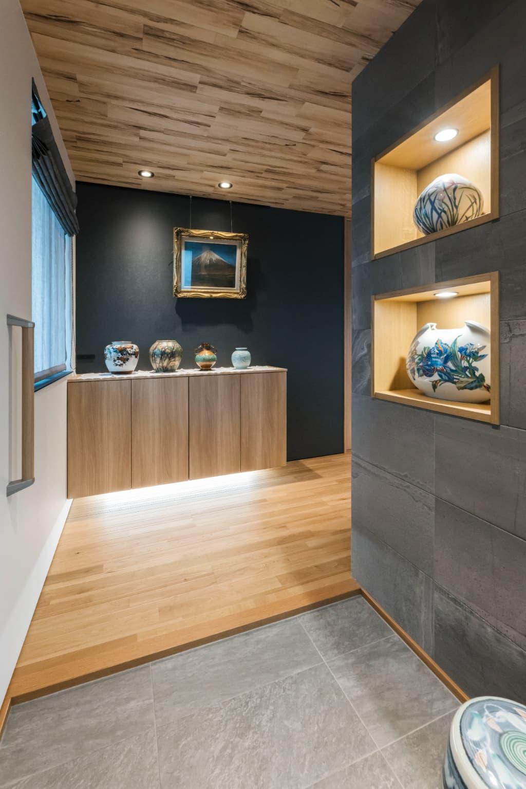 新たに骨董品の数々を置いて飾れるスペースを確保。