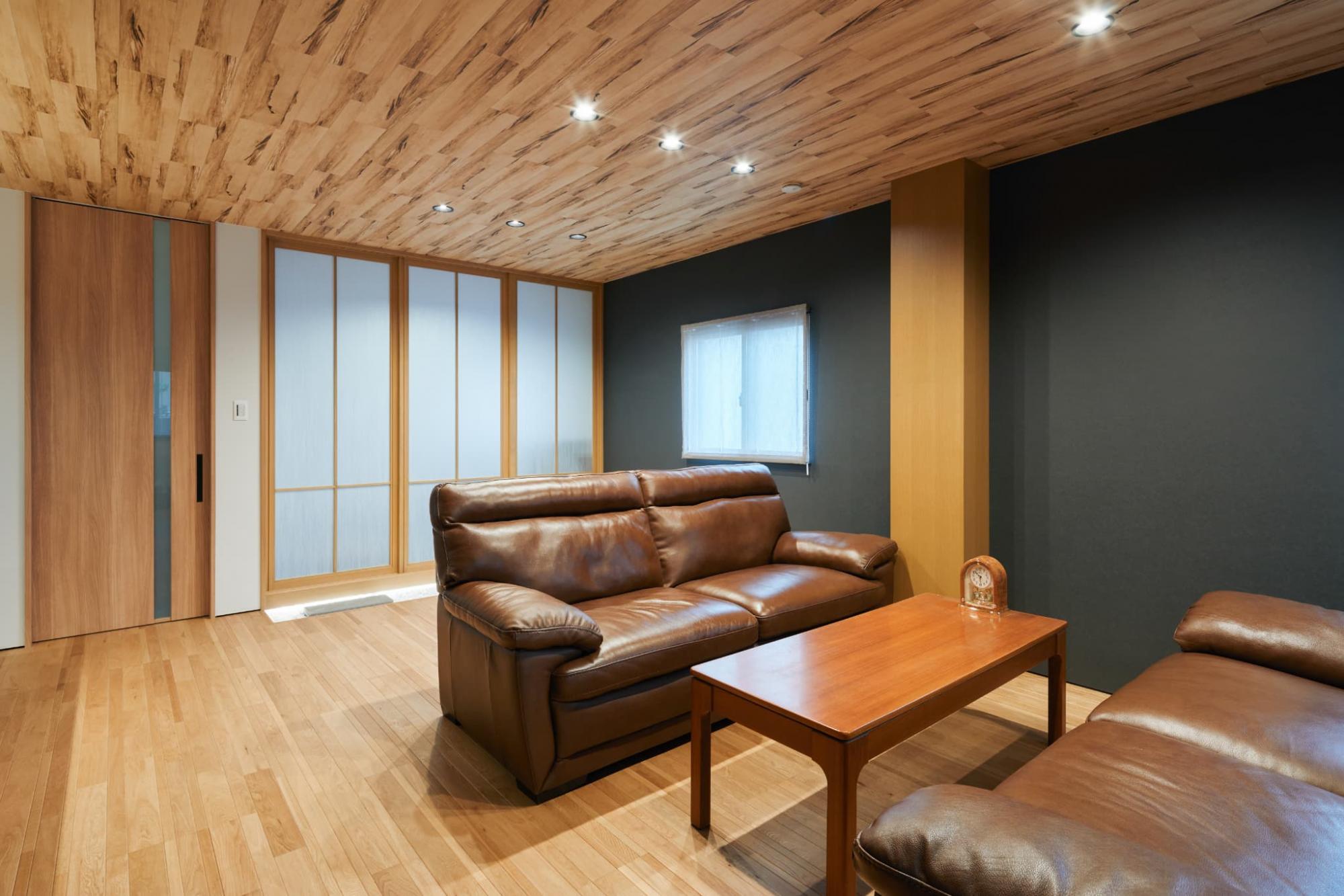 床材はランダム尺の無垢挽板を使用。全体的な色味は黒などの濃い色を選び、重厚感たっぷりな雰囲気に。