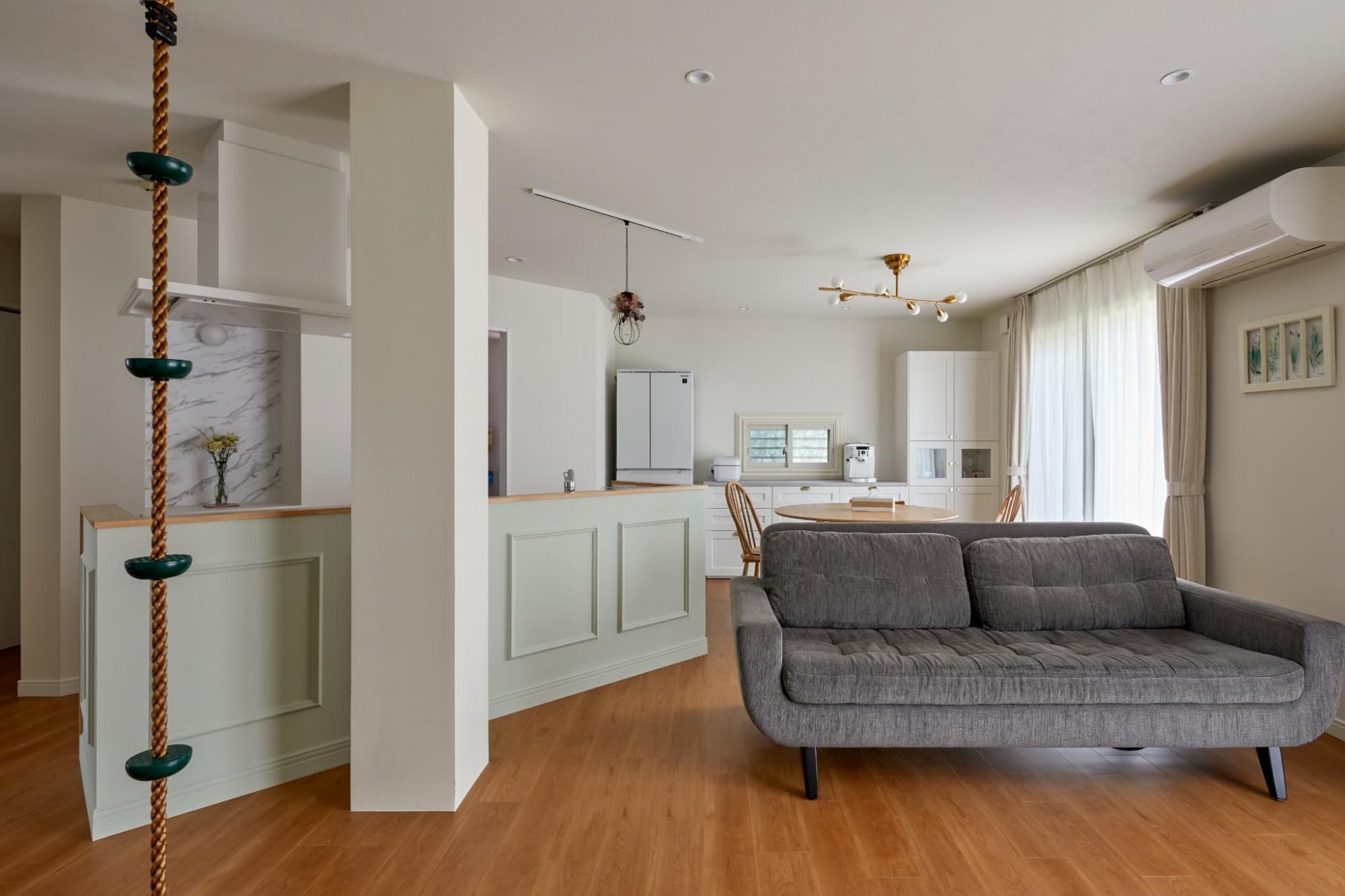 キッチンの腰壁にはモールディングを施工し、中心の柱と同様に塗装仕上げとしています。マットな質感と風合いで海外住宅のような雰囲気に。