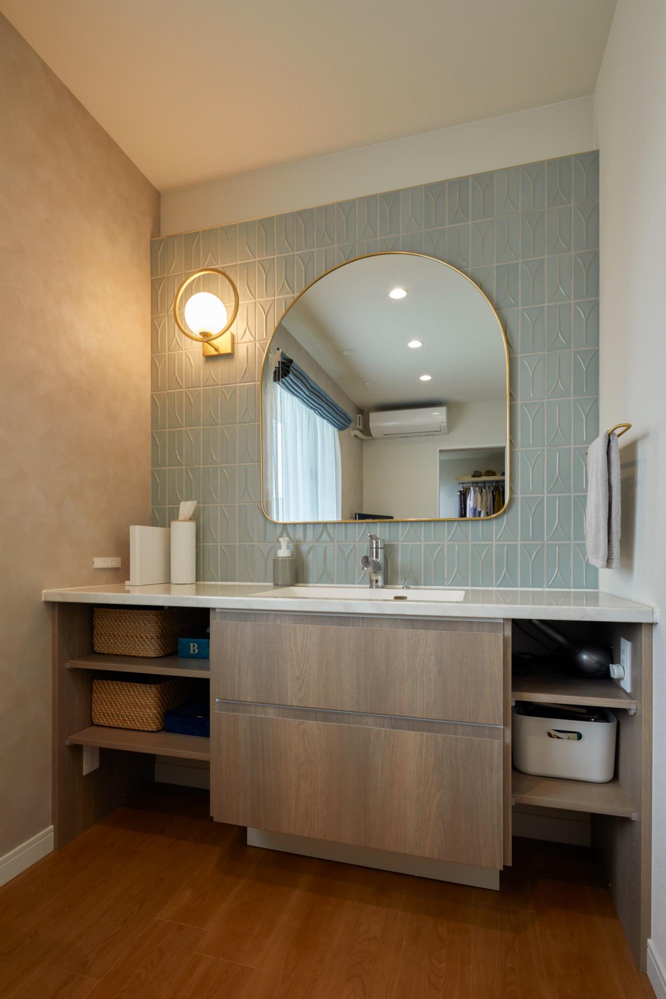 洗面にはショールームまで足を運び、選んだお気に入りのタイルを。世界に一つだけの造作洗面となりました。