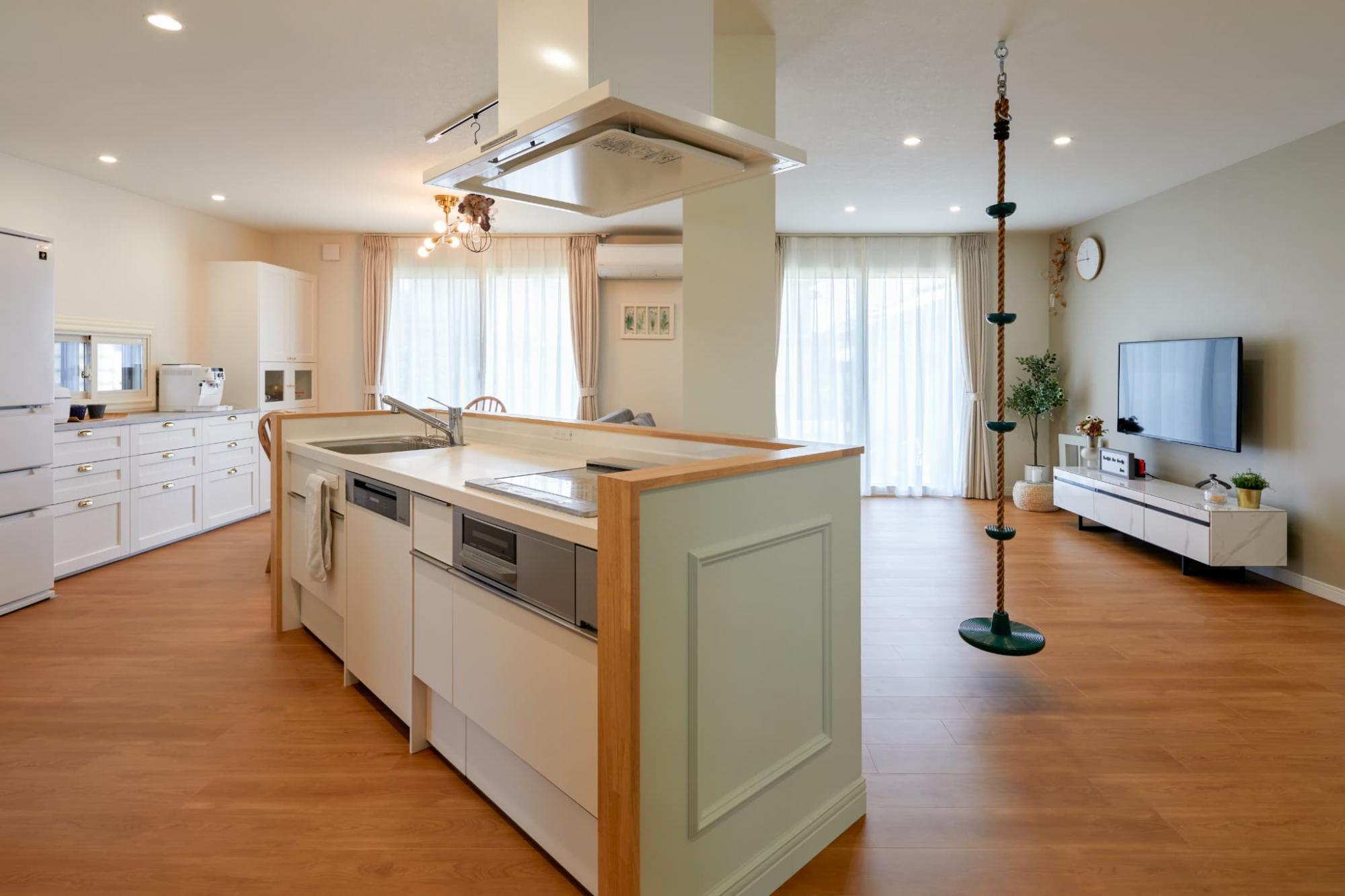 リビングの窓枠にLIXILの「インプラス」を採用し、断熱性と遮音性を向上させました。