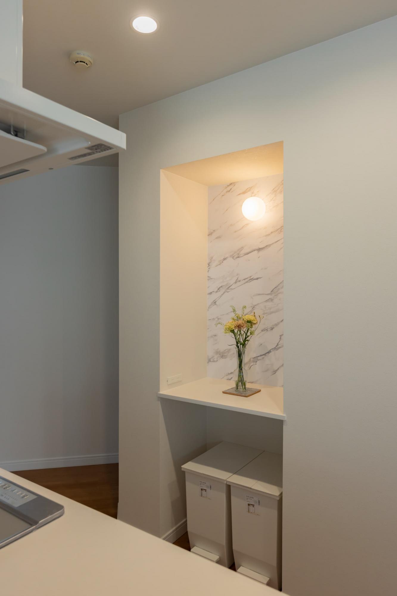 キッチン後ろのデッドスペースを有効活用して、パントリーや造り付けの棚を設置。