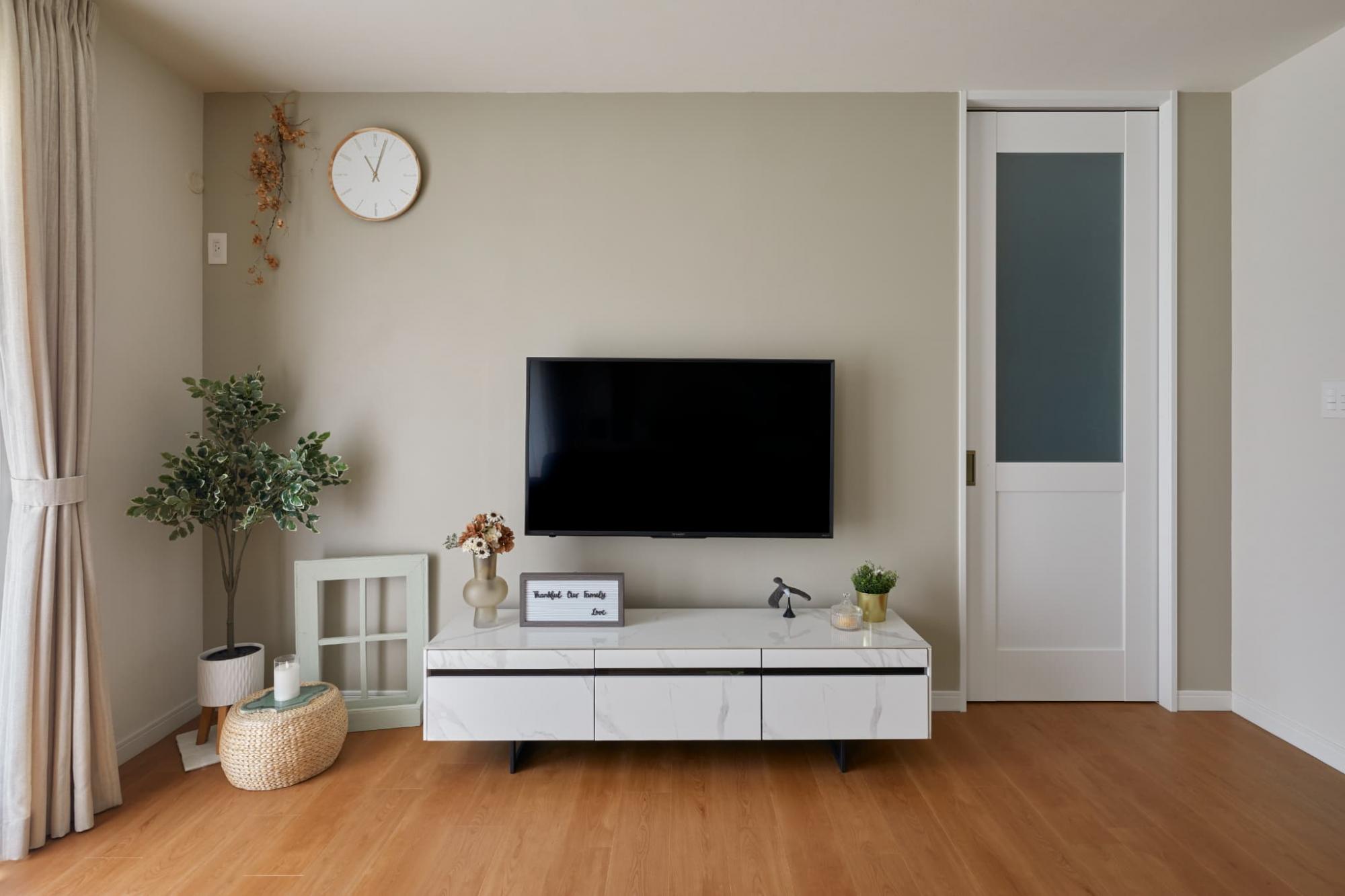 TV背面は、石膏ボード張りまでを工事で行い、引き渡し後に施主様家族でポーターズペイントを塗装。