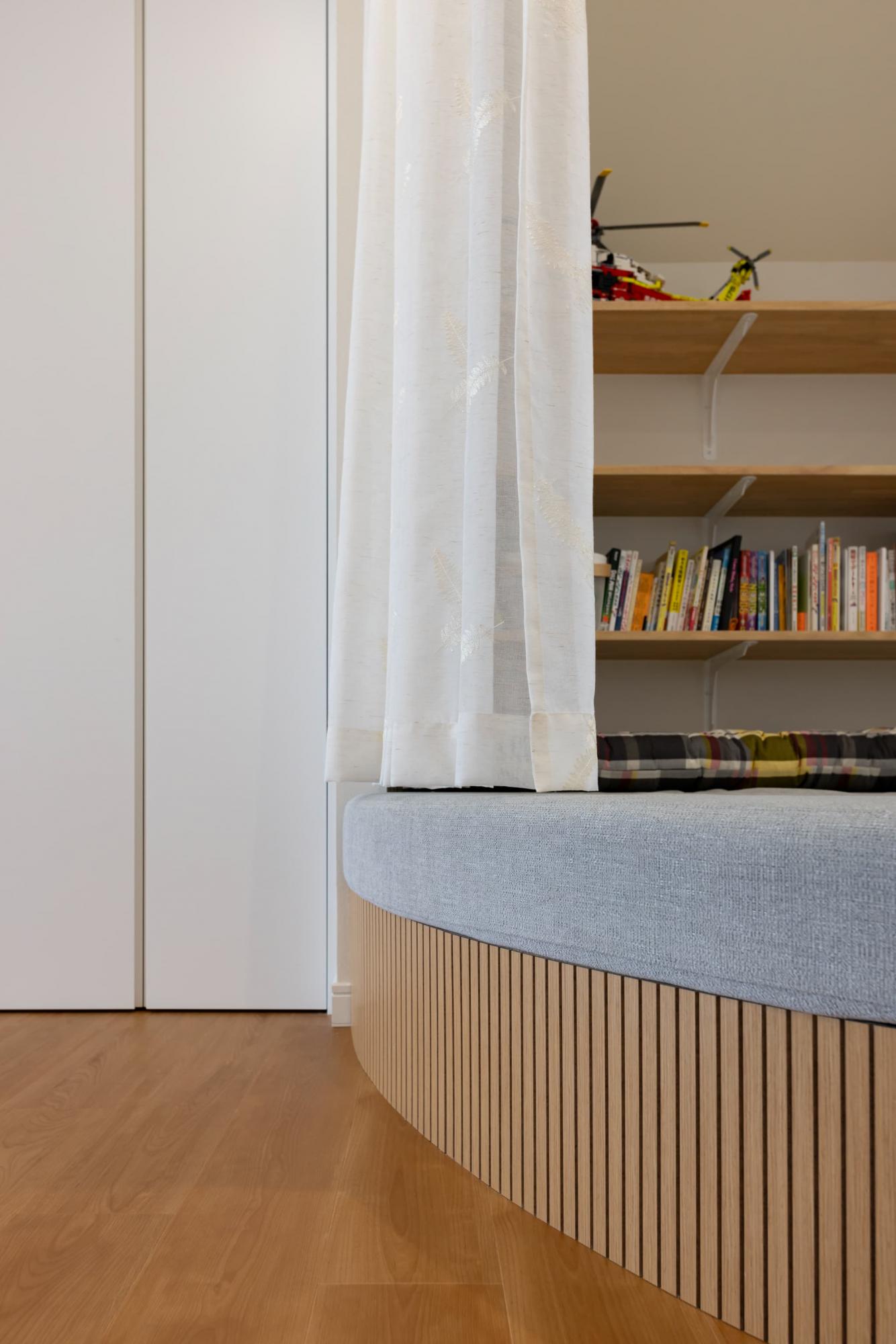 円形ヌックのR部分にはタンボアという素材を使用。足や掃除機が当たったりしても傷がつきにくい仕様になっています。