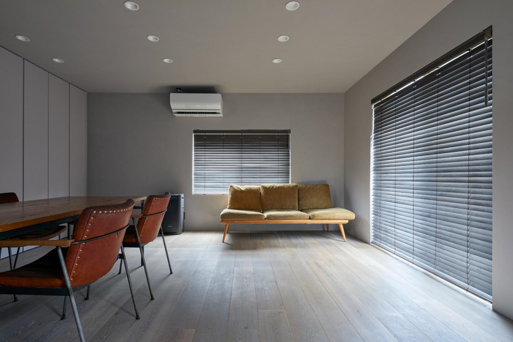 LDKの天井と壁は自然塗料のオンザウォール、床はニッシンイクスの床材を採用。