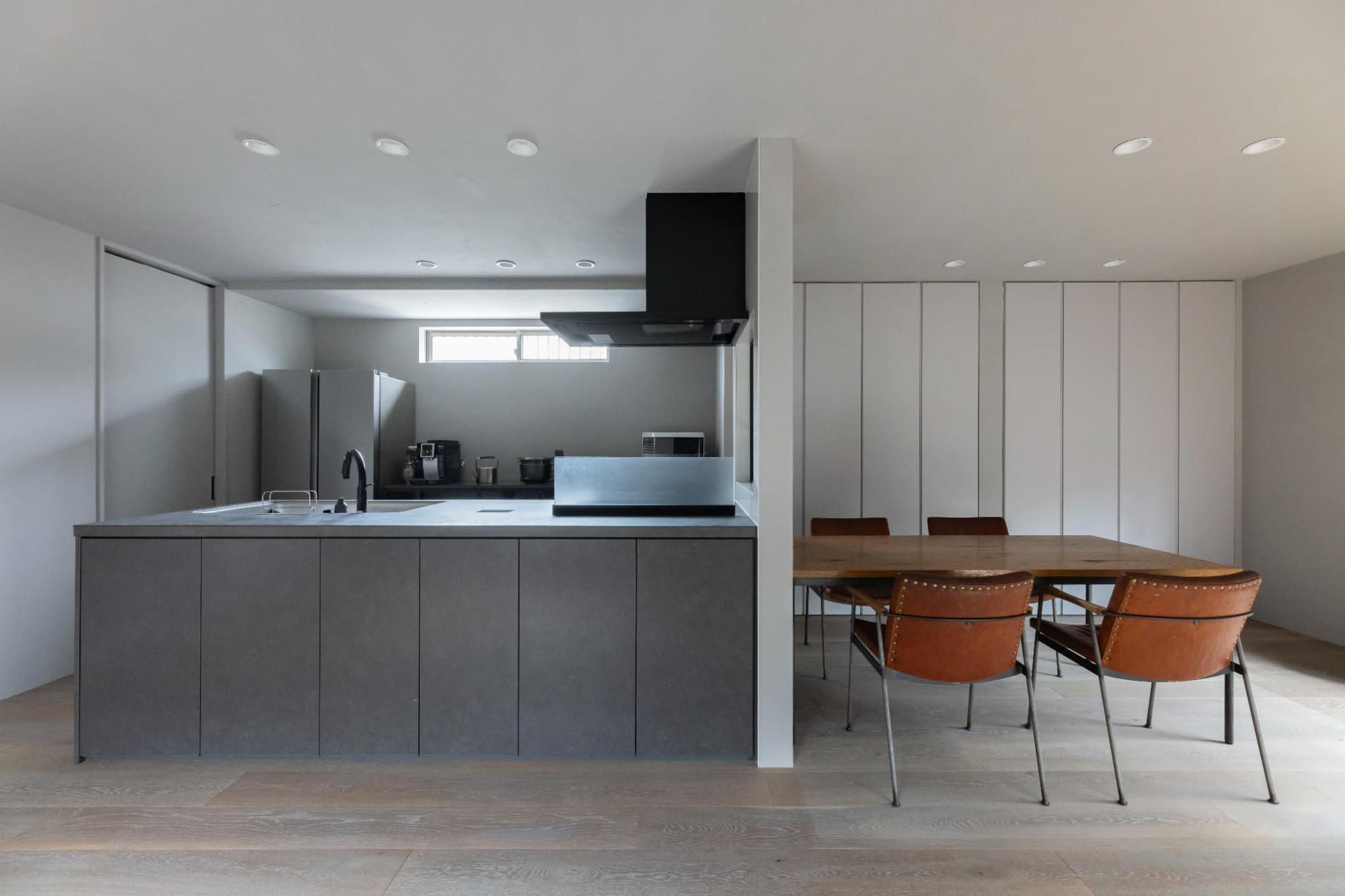 キッチンはLIXILのリシェルSIへ交換。大きくスタイリッシュなキッチンですが、黒の天板と面材で主張しすぎず空間に馴染みます。