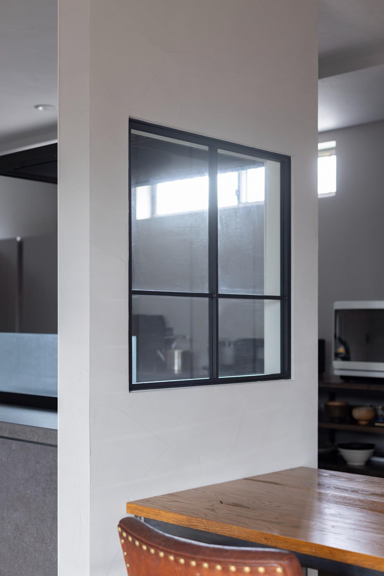 IH横の壁に設置した杉山製作所のアイアン室内窓からは、料理をしながらもご飯を食べる子どもたちの様子を見守れます。