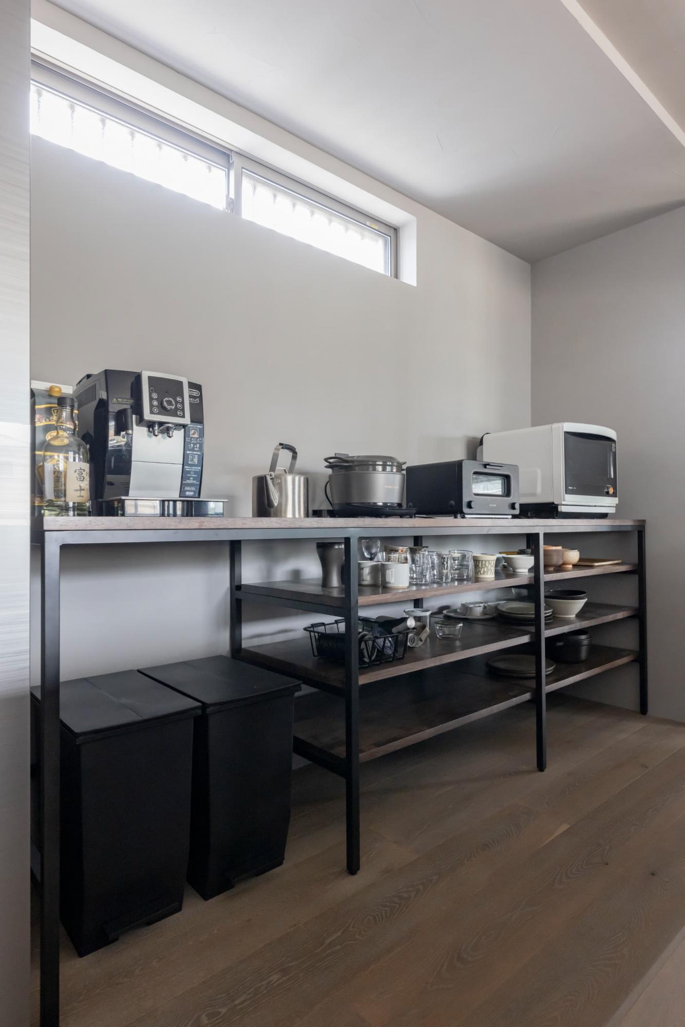 積層材とアイアン脚を組み合わせて製作したオリジナルのカップボード。