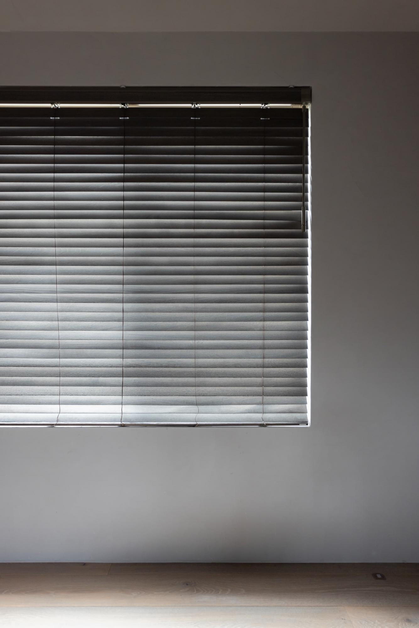 LDK3か所の開口部には、天然木でできたウッドブラインドを。デザイン性が高く、素材感を楽しめるアイテムです。