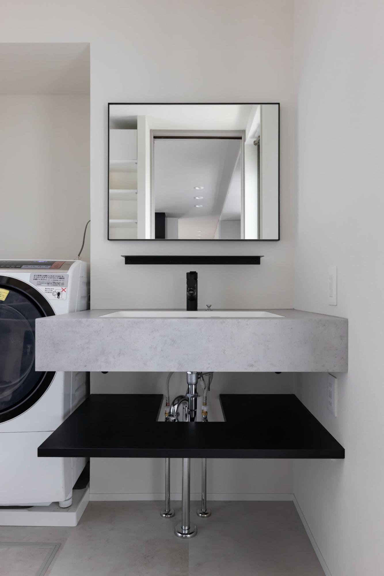 洗面台はアイアン棚とアイアンフレームのミラーを使って造作し、LDKと素材感を合わせました。