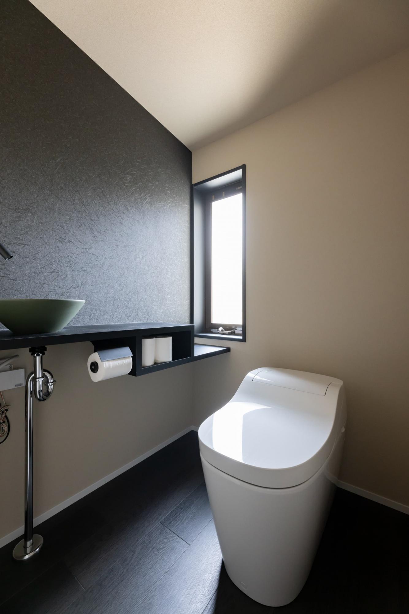 既設の窓からは、明るい自然光が差し込みます。