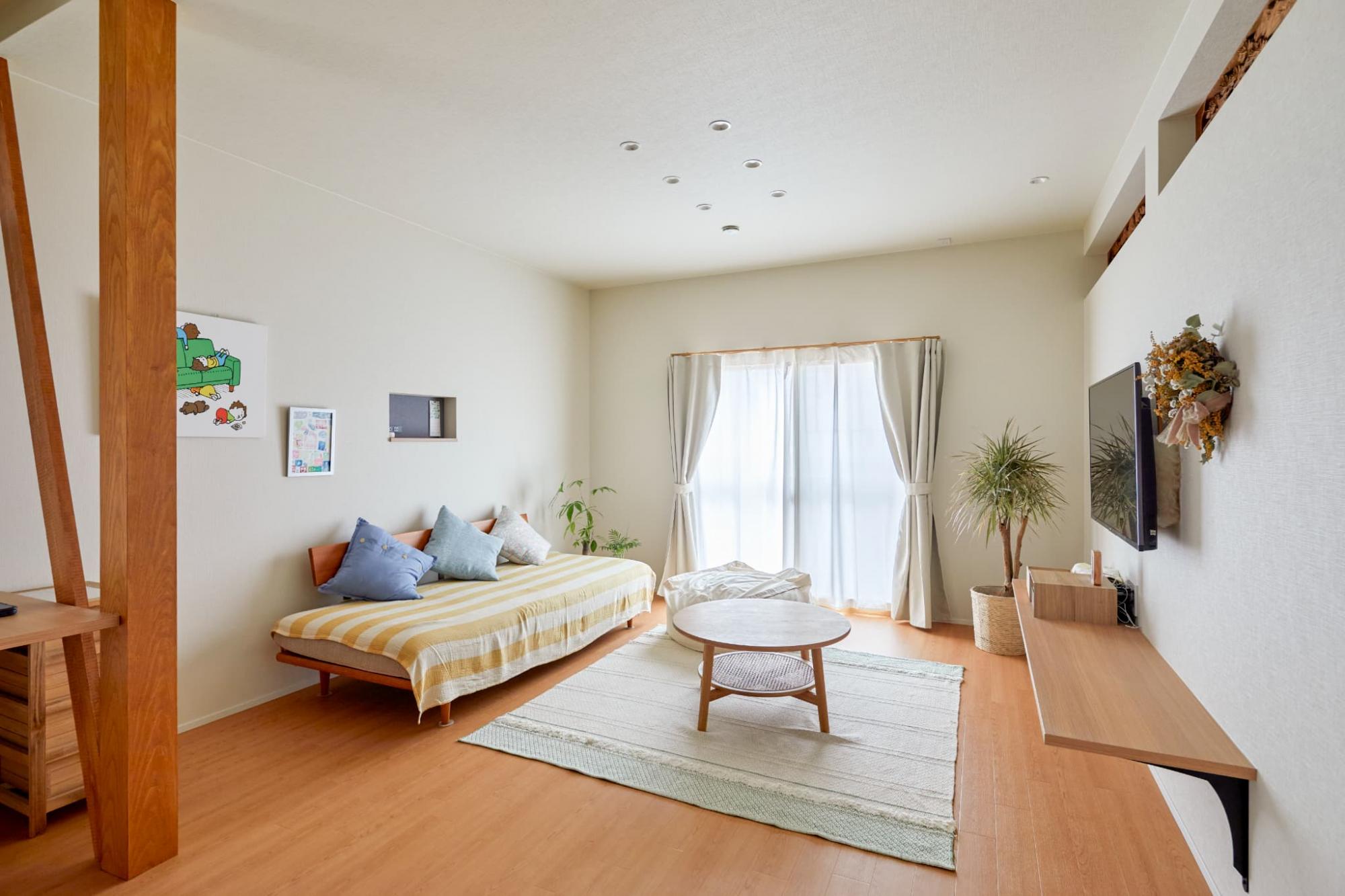 欄間の色味に合わせた木材の色を選定し、部屋全体に統一感を持たせました。