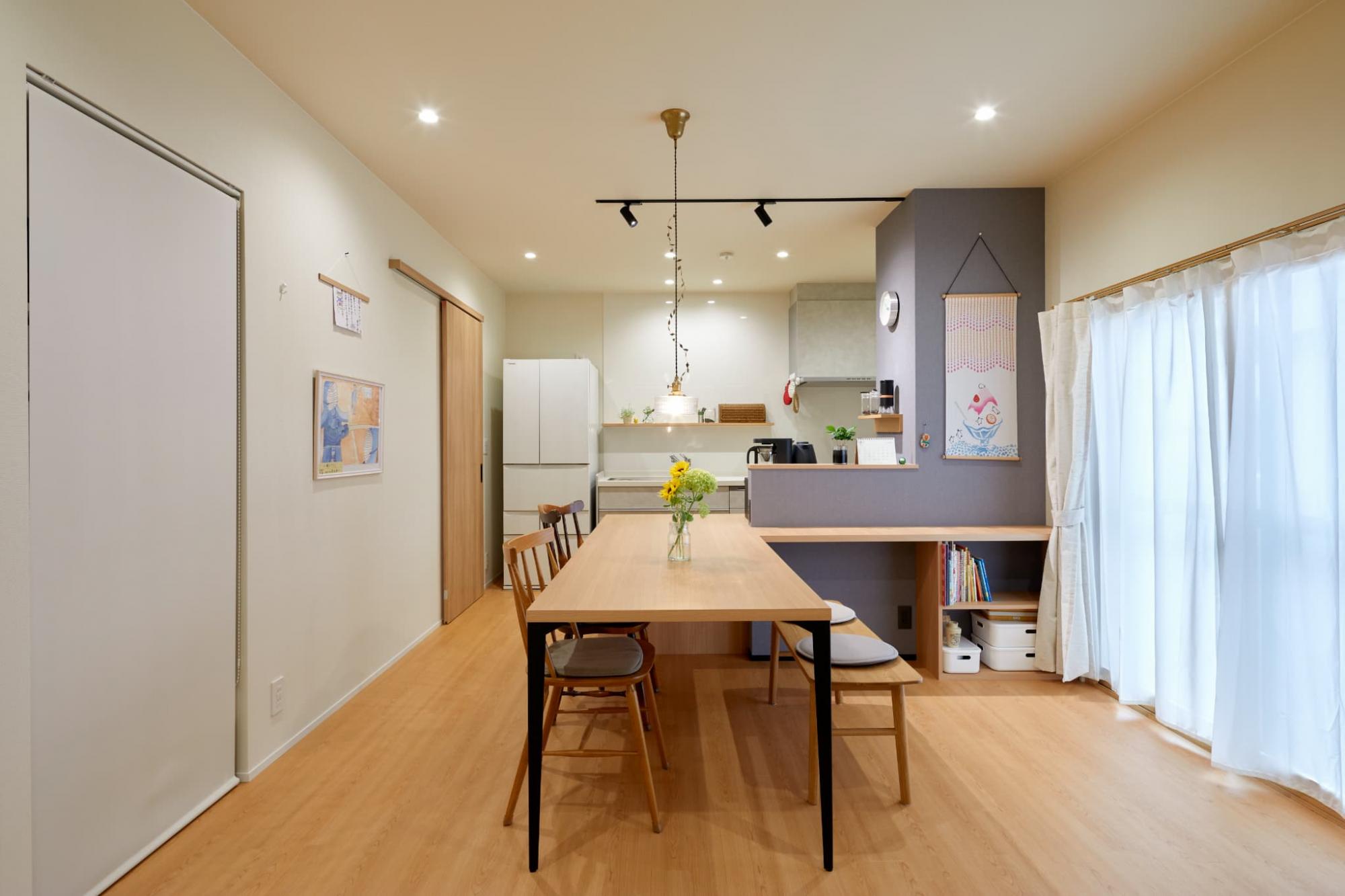 カップボードとダイニングテーブルを一体型で造作。水や汚れに強いメラミン化粧板を使用したことで、メンテナンス性も抜群です。