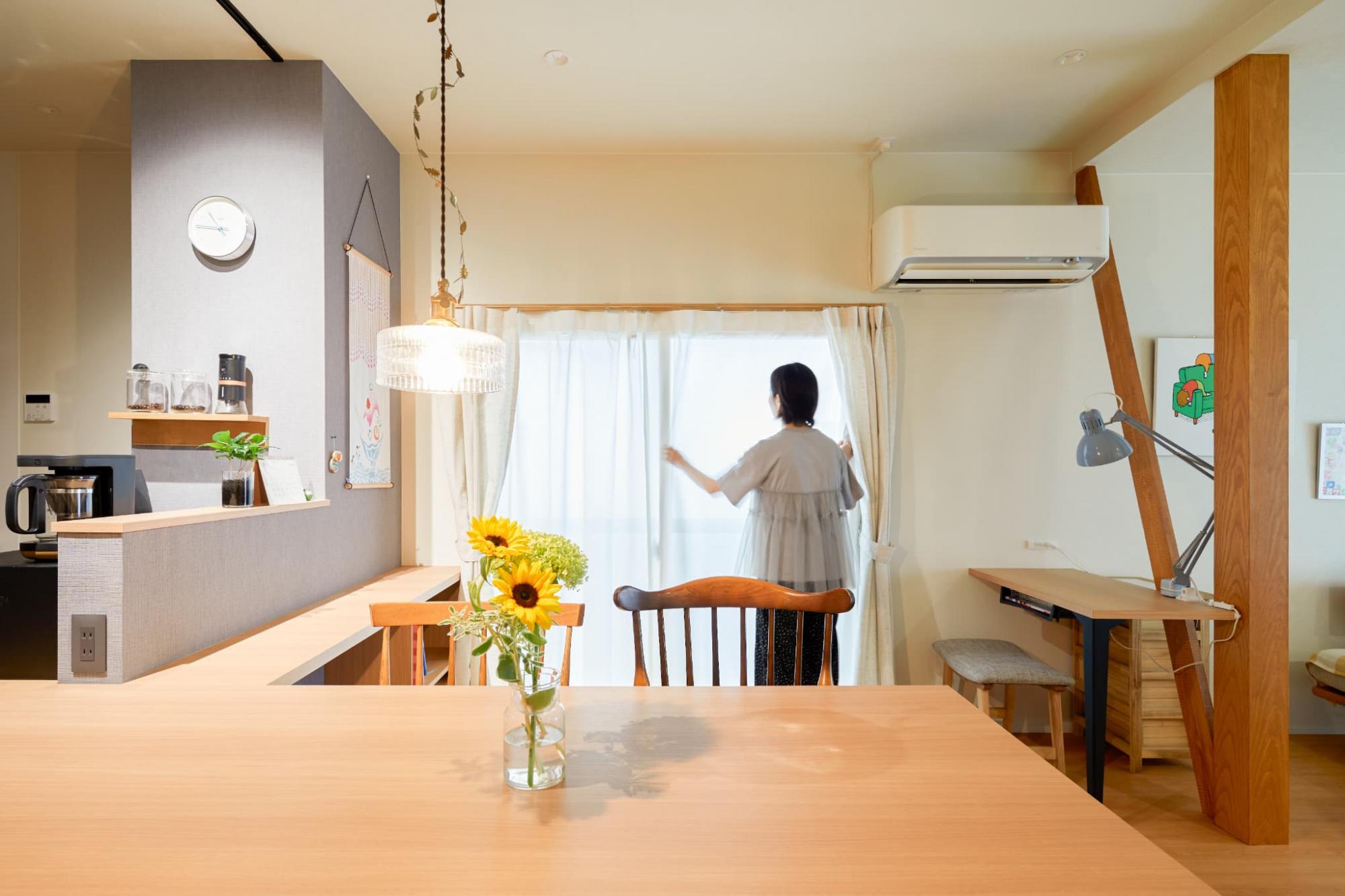 リビング側につながる本棚と筋交いにかかるワークスペースを一緒に製作。木目が統一され、より一体感のある空間となりました。