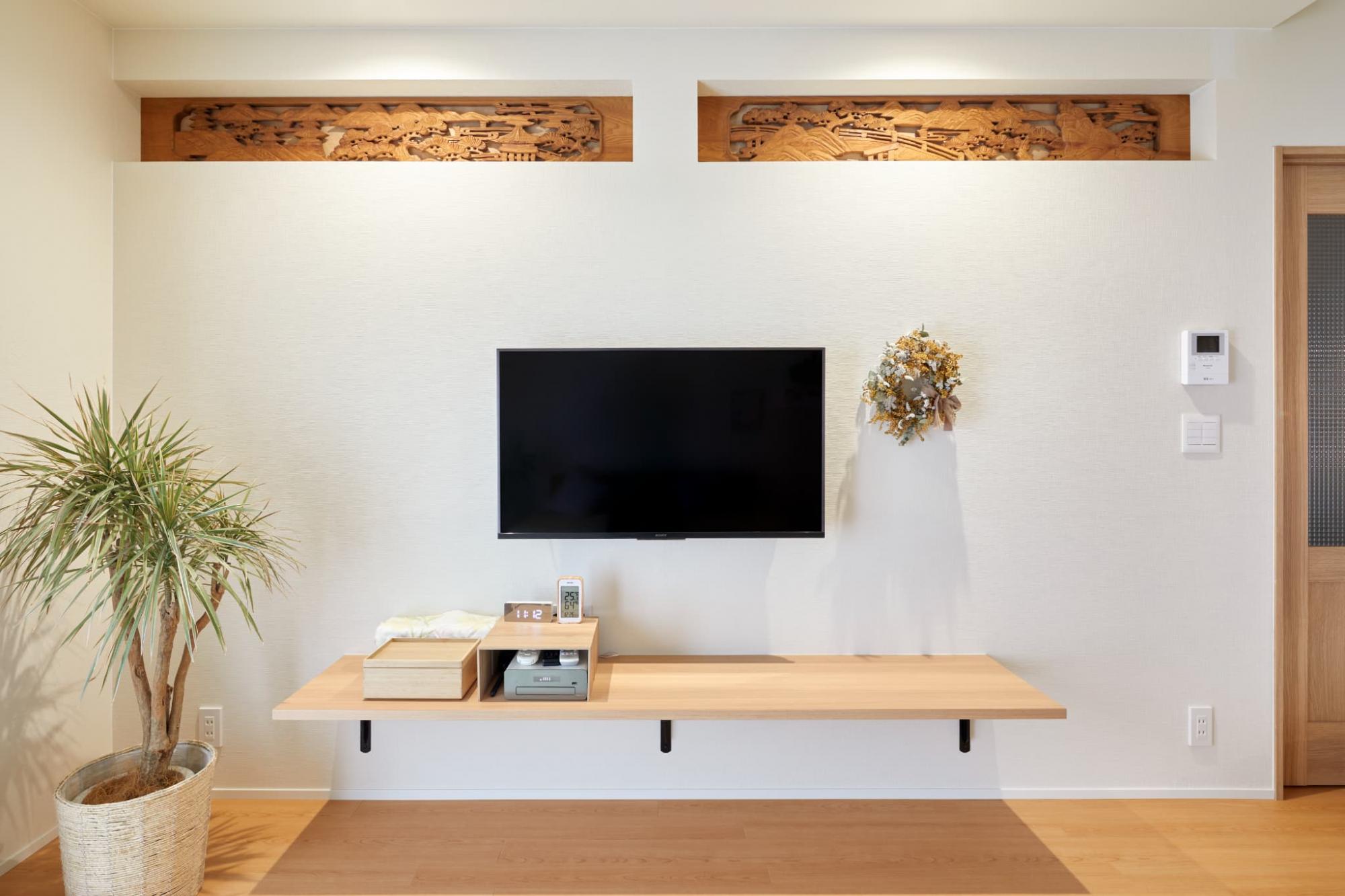 和室にあった欄間は、枠を無くしすっきりとした仕上げに。モダンテイストに馴染み、リビングのアクセントになっています。