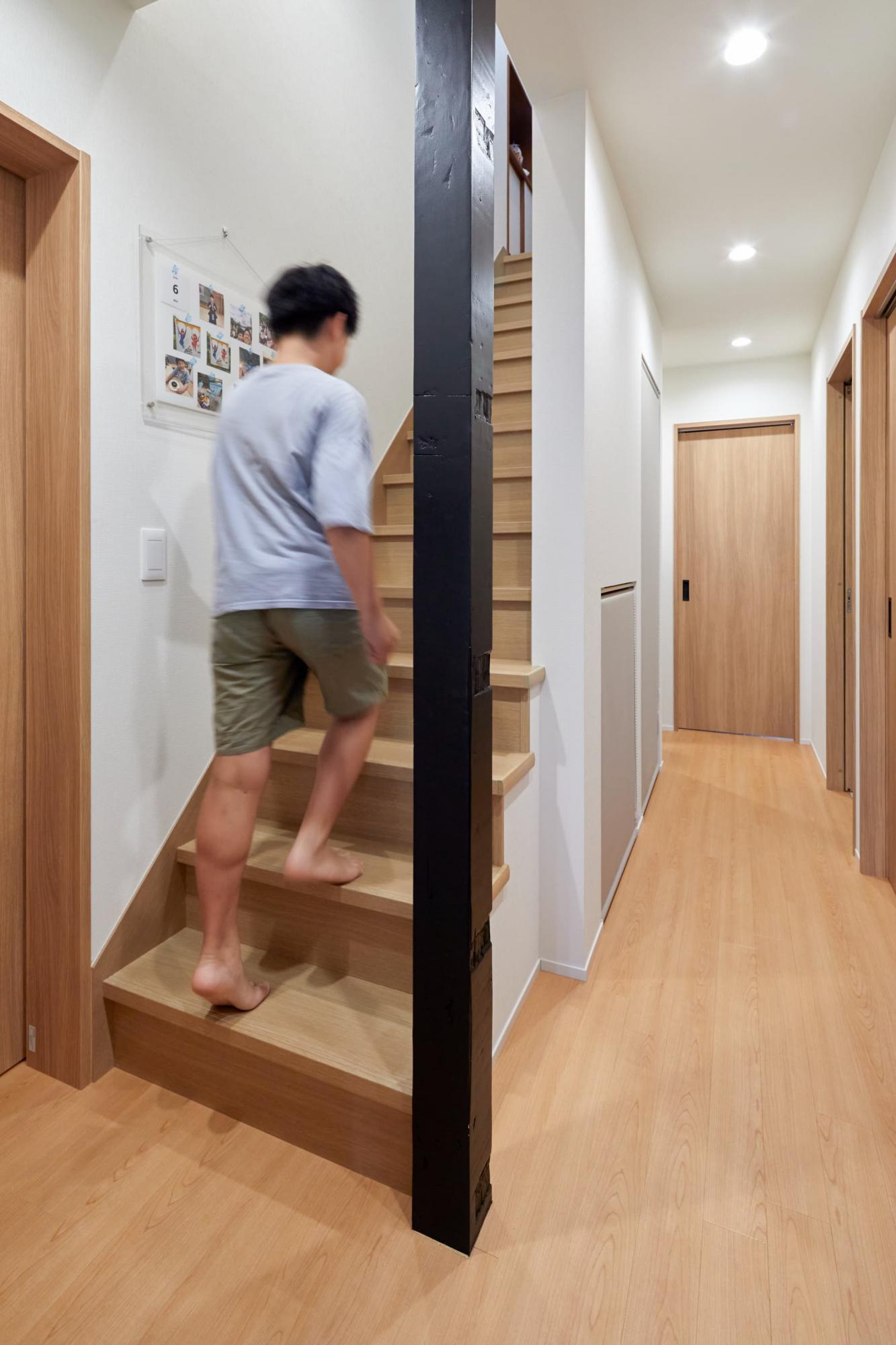 玄関の柱は、開放的にみせるためにあえて現しに。黒塗装を施すことで目を惹くデザインとなりました。