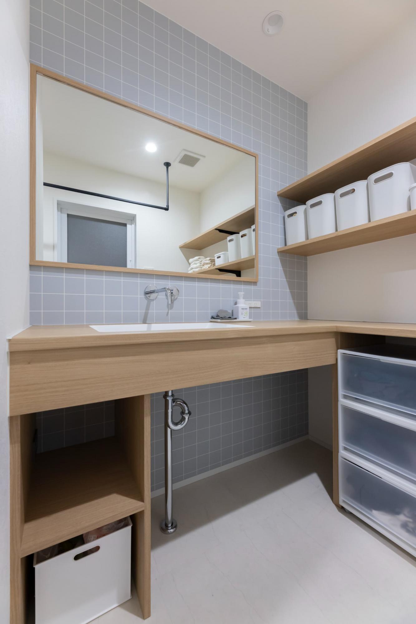 造作洗面台はL字型に計画し、空間の収納力を最大限に確保しています。