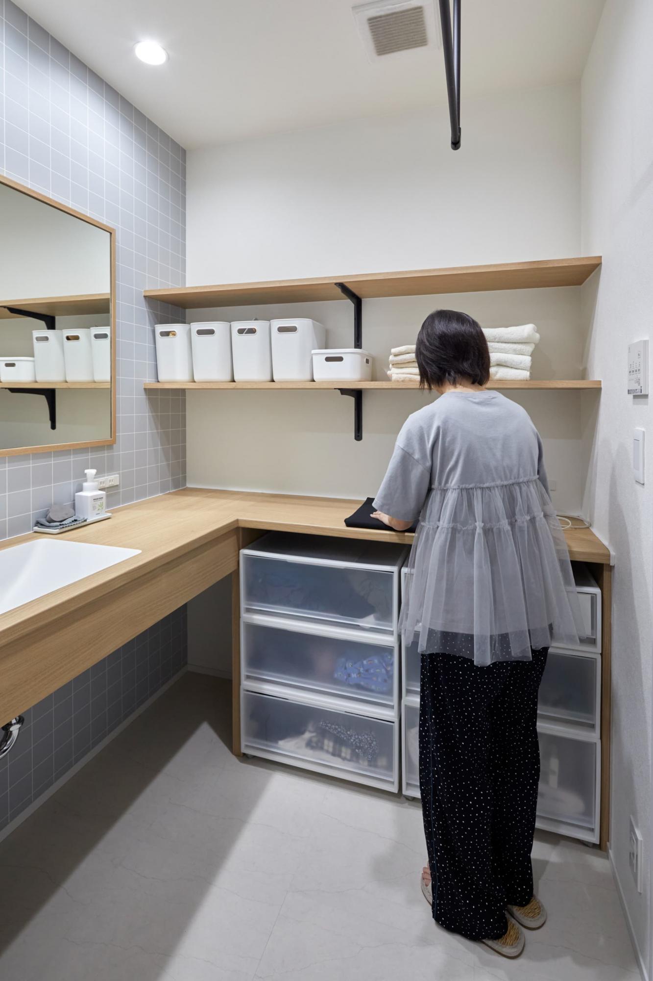 作業台として計画した洗面台は、お風呂に入る前に時計や眼鏡などの小物を置くスペースとしても、アイロンをかける家事空間としても活用できます。