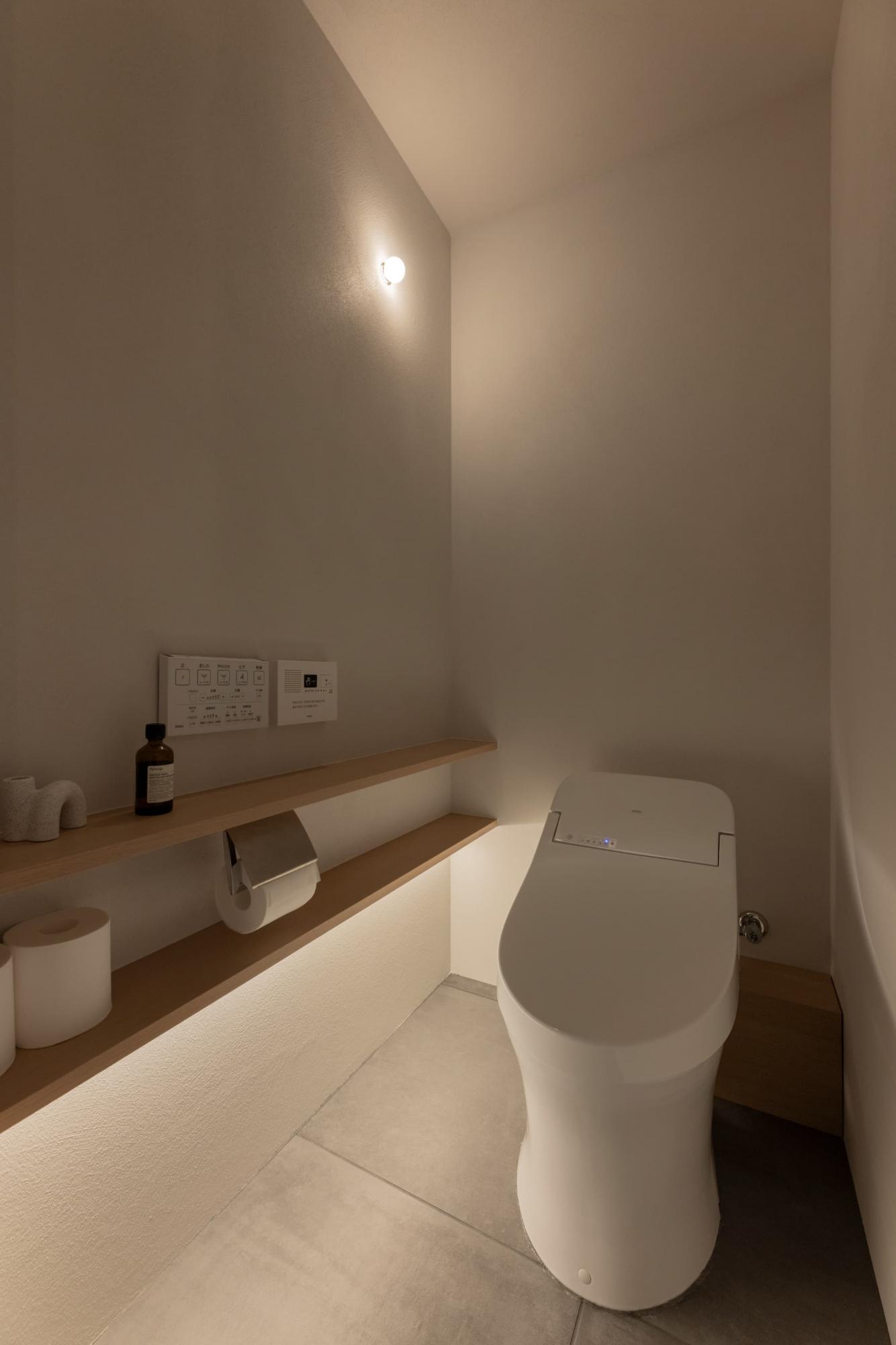 トイレは柔らかい光で落ち着く場所へ。