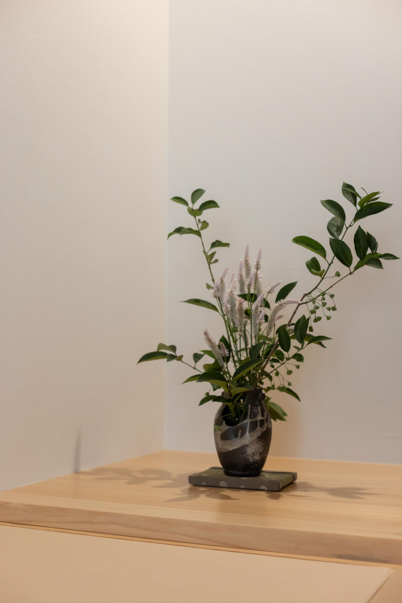 床の間の床板にも檜を贅沢に使用。