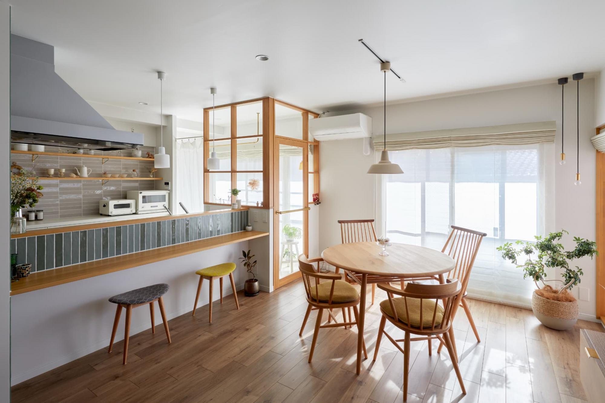 「KULABOが選ばれる5つの理由」

【1】デザイン性と価格のバランス
KULABOではデザイン性と価格のバランスを取り、可能な限りお客様のご要望を叶えつつ適正価格でプランを提案します。さらにワンストップサービスでお客様の負担を極力減せる体制を整えています。

【2】Laboスペース
店舗にはリノベーション後の暮らしのイメージを体験しながら設計できる、独自の設備Laboスペース&ブースがございます。

【3】豊富なリノベの施工実績
今まで施工させていただいたお住まいは2,500件以上。暮らしやすさのための工夫やデザインのアイディアに自信があります。

【4】適切な資金計画と豊富な知識
理想のリノベーションへの第一歩は正しい資金計画を行うこと。KULABOでは無理のない資金計画をご提案するとともに、住宅ローンや補助金についてのアドバイスも行っています。

【5】専属チームでご対応
リノベーションに必要な知識は建築、不動産、インテリア、融資、税制など多岐にわたります。各段階でより精度の高い仕事をお客様にご提供するため、KULABOでは各分野のプロがお客様専属のチームを組みサポートします。