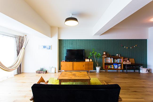 質感や色合にもこだわったパネリングが空間のよいアクセントになっています。広々としたリビングは将来には個室を増設できるように入り口の位置にも工夫を凝らしました。