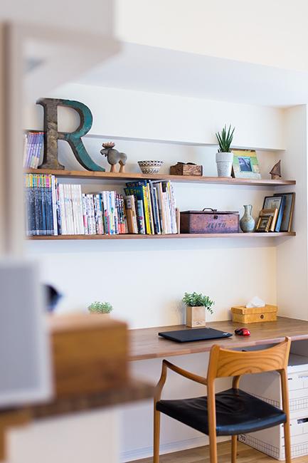 好きなインテリアに囲まれた心地よい空間にするため、ワークカウンター上に取り付けた飾り棚は資料や本とともにお気に入りのインテリア雑貨を飾るスペースにもなります。
