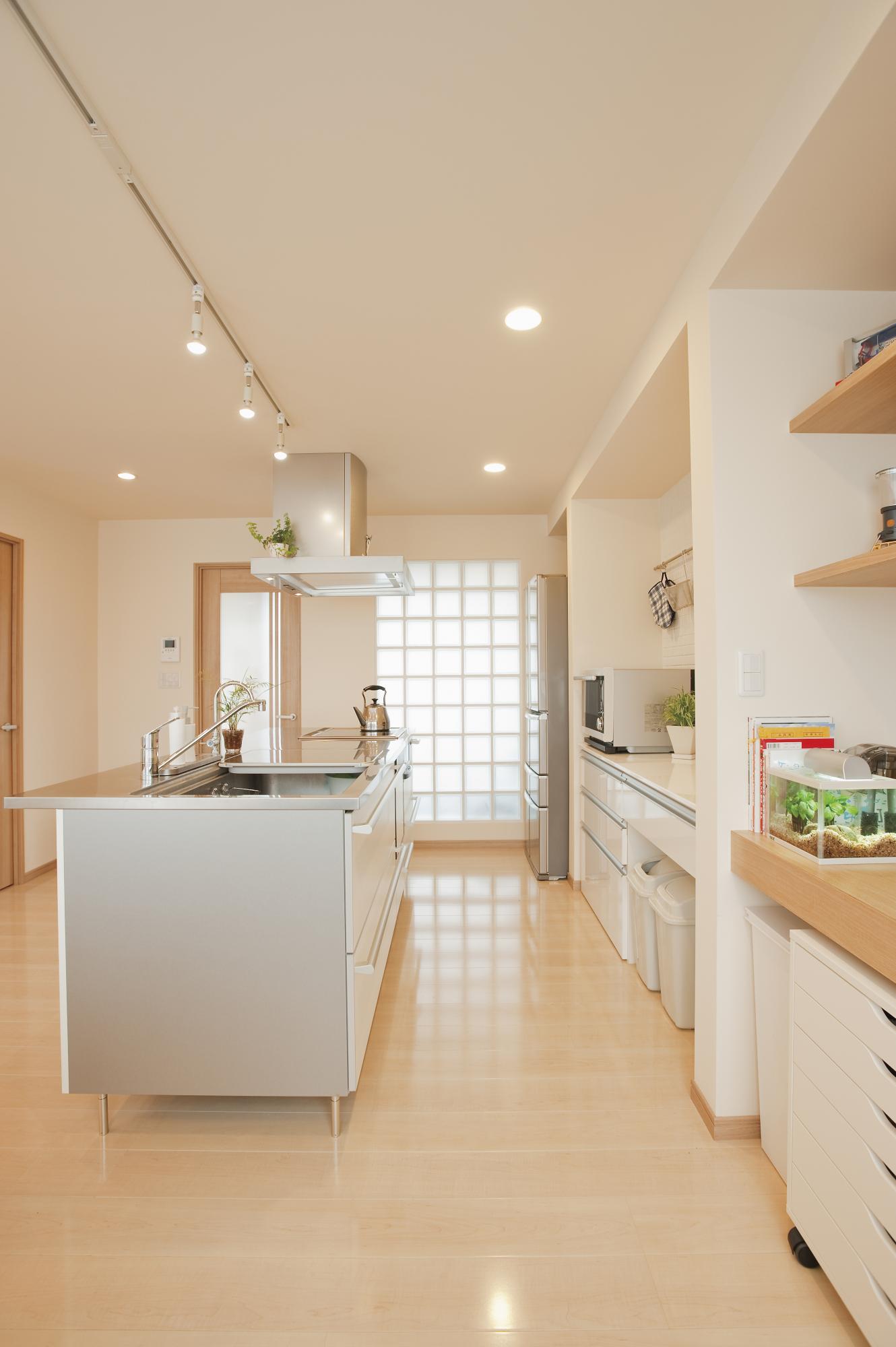 細々としたキッチン収納はできるだけカウンター下にまとめて、空間の広がりを大事にしました。ガラスブロックからの柔らかい光がキッチンを優しく包み込みます。