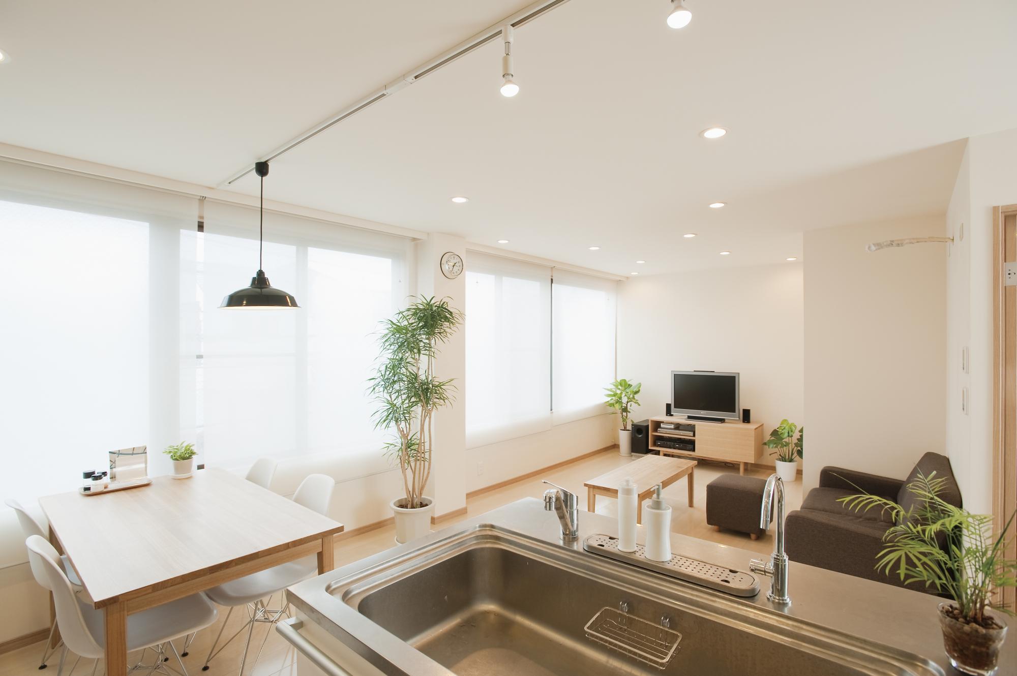 キッチンからはリビング全体を見渡せて、眺めもよくて　正に司令塔。