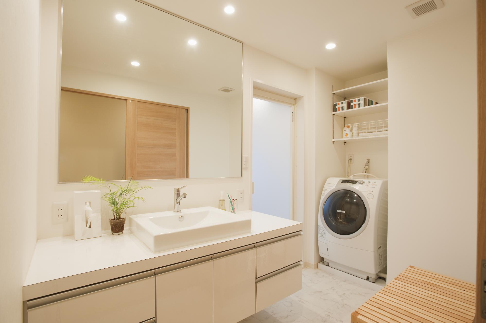 広々洗面室は収納もたっぷり。造作した洗面台でスペースに無駄なく納まります。
動線もよくストレスフリーの空間です。