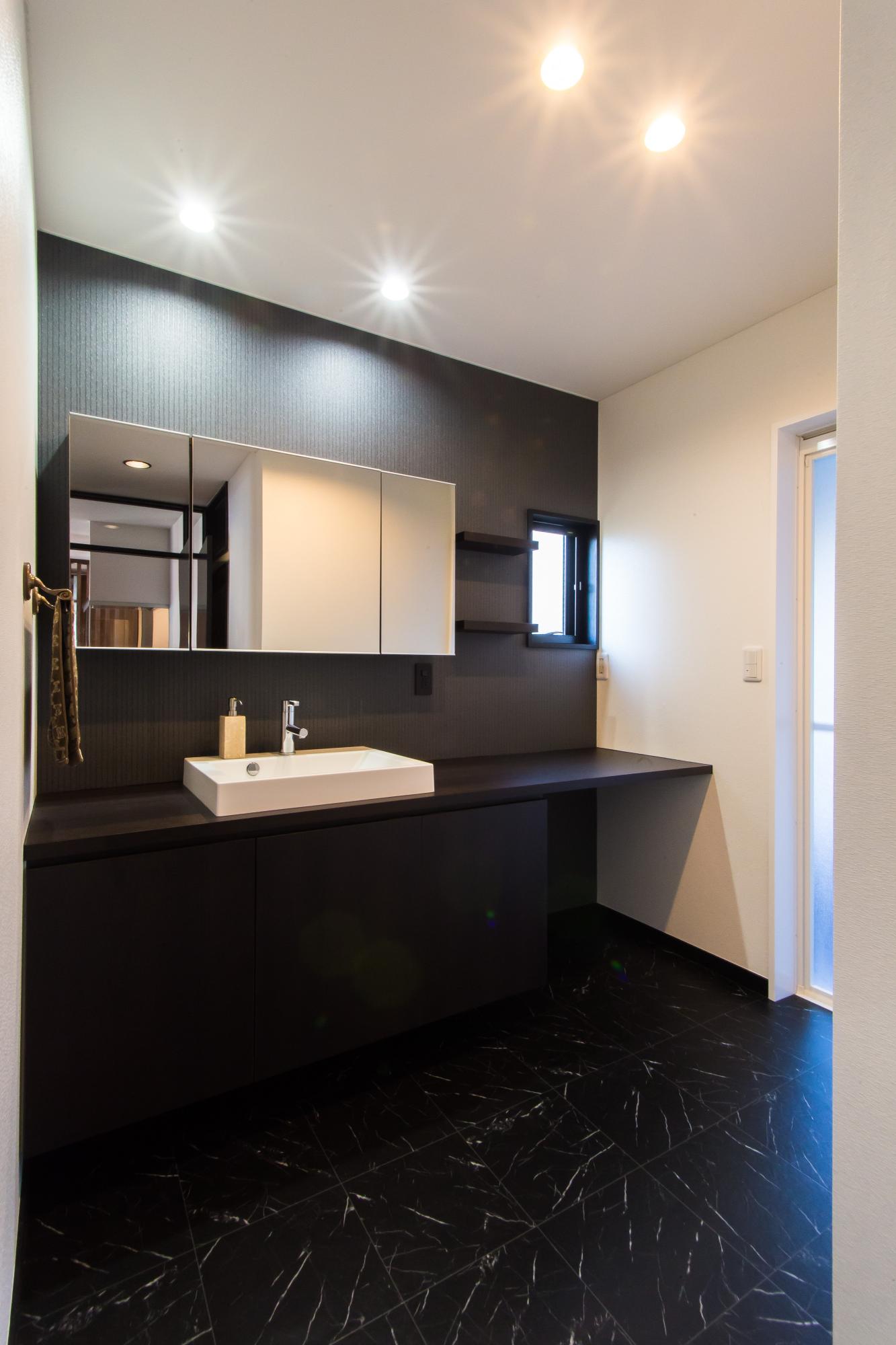 オーダーの造作洗面台は広々としたカウンターでゆったりご使用いただけます。
モノトーンで落ち着いた空間になりました。