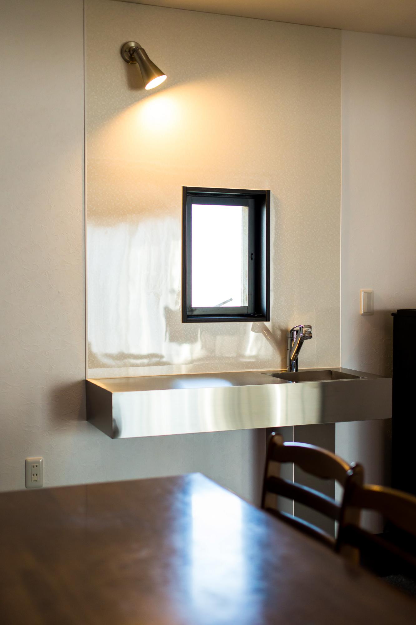 ２階にはご友人達が泊まるゲストルームを設けています。お施主様ご支給のMUJI製SUSミニキッチンでお洒落な水廻りです。