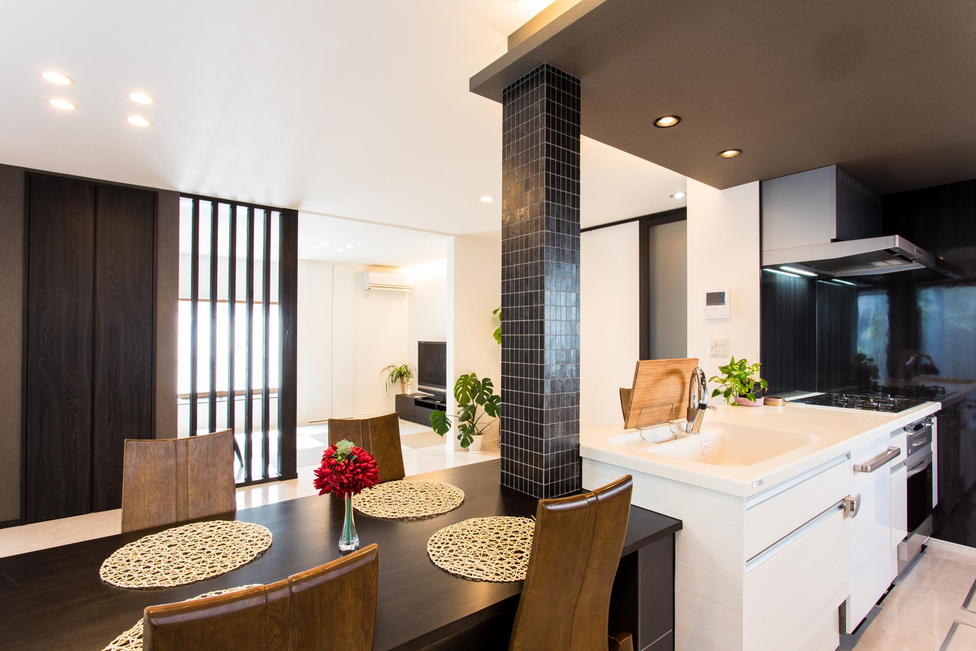 「3世代のモダンライフ　～光と風とともに～」のリビングダイニング