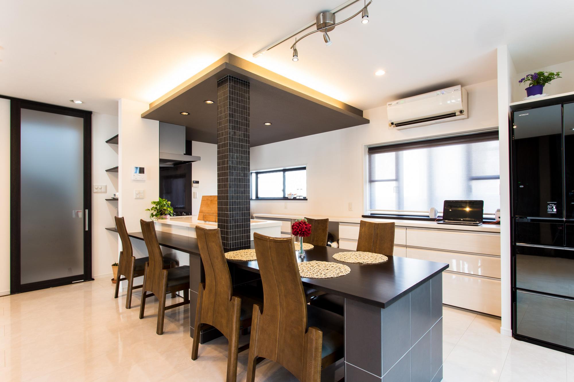 耐震上残す柱はタイルで化粧して、白を基調とした内装を際立たせています。
朝が早い親夫婦は食器をパスして食べたいカウンターキッチン。夜は全員でくつろぐダイニグへ