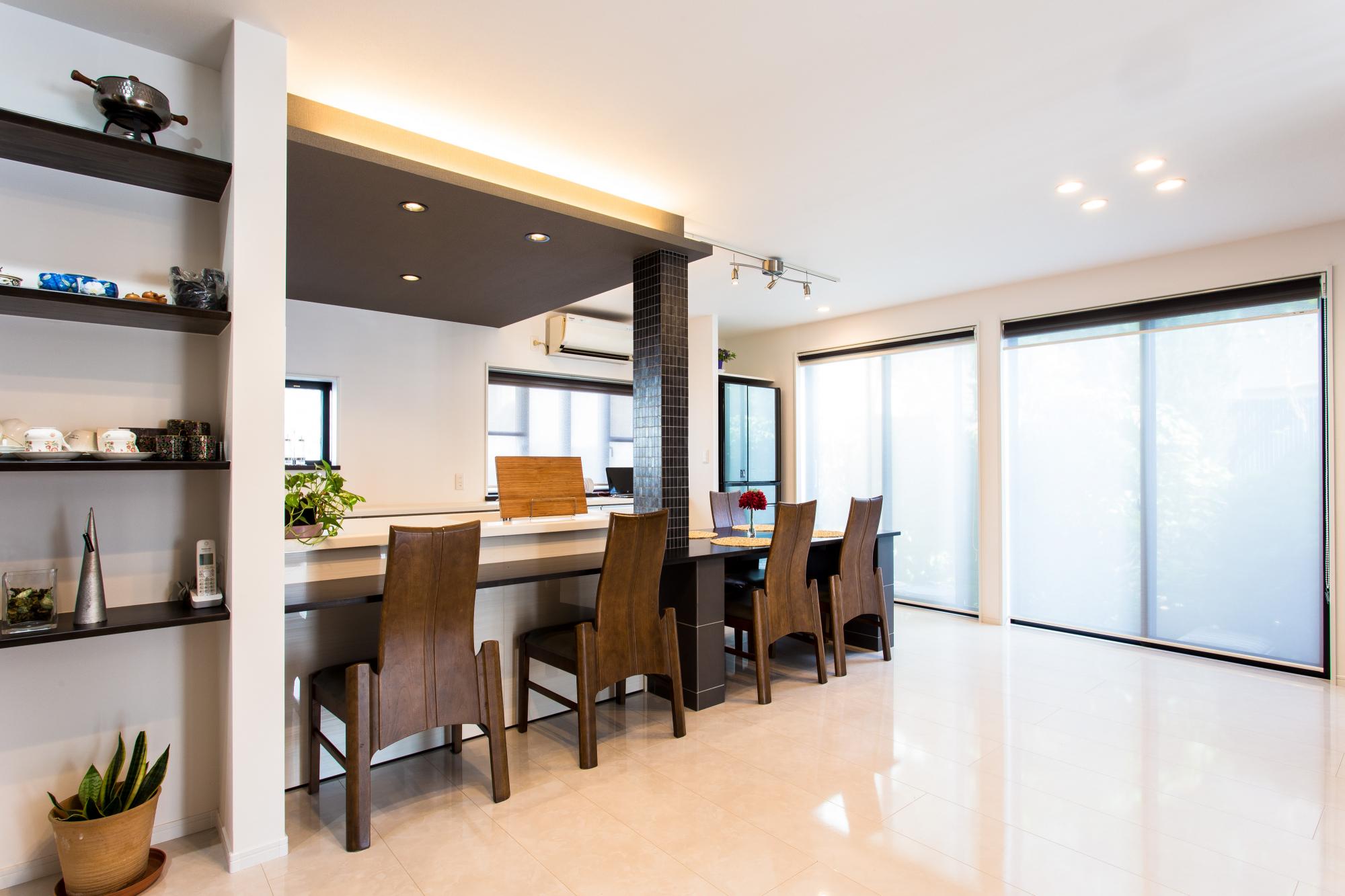 中央スペースでは、日々子供か駆け回り、また資格をお持ちのおご家族がお料理教室なども開ける、正に「広場」として楽しめる空間です。