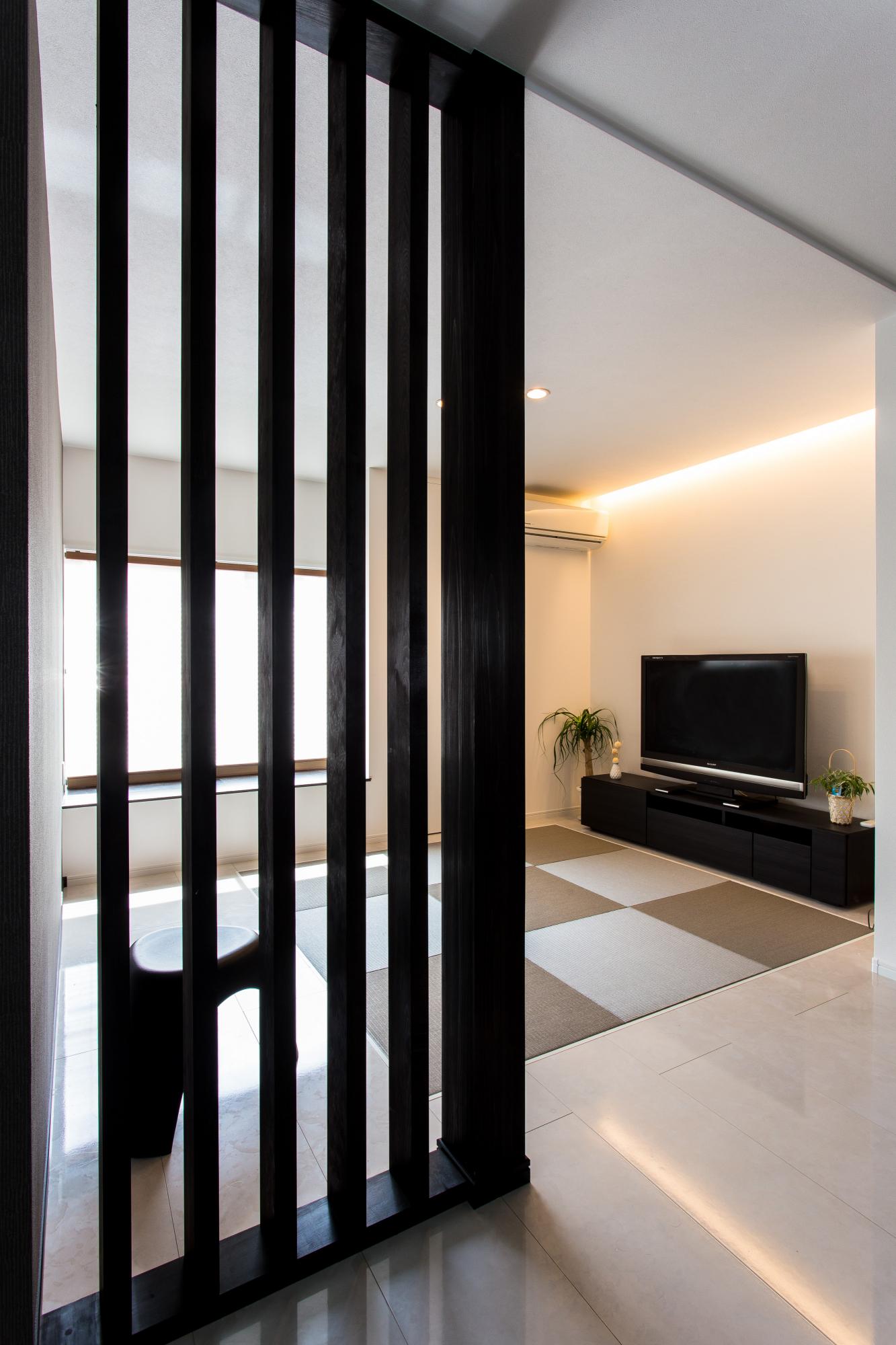 前はほぼ荷物置場となっていた和室がモダンで明るく気持のよいリビングになりました。
印象的な竪格子も雰囲気を引き締めています。
窓を活かしてカウンターを設けていますがLDKのサイドテーブルとして使えるような奥行きにしました。その分空間を広く使える工夫です。