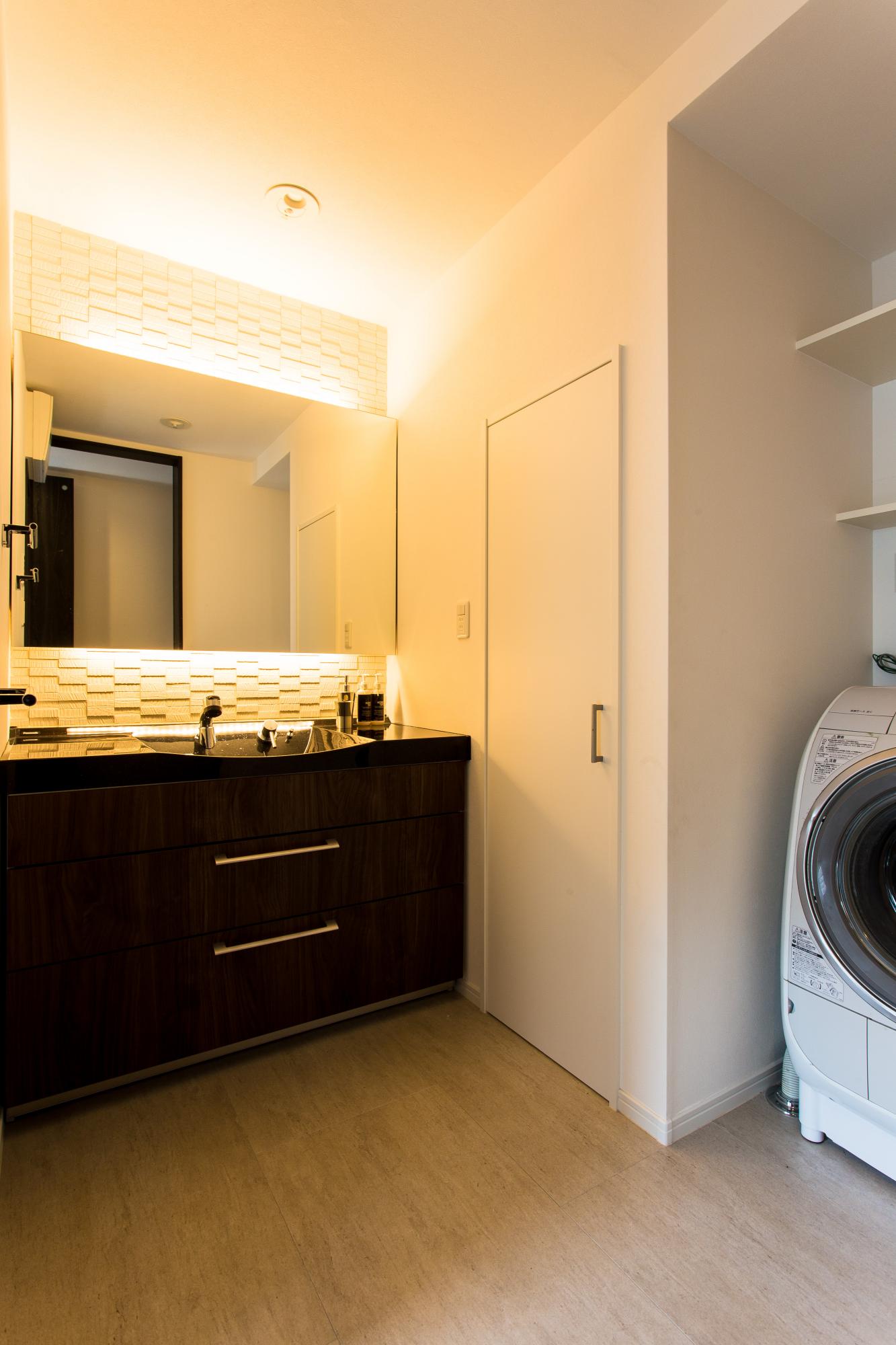 とぴれを移設して洗面室を広げました。階段下をリネン庫にして細々したものがあふれる洗面室をすっきりと使えるようになっています。調湿機能のあるエコカラットで空気も美味しい洗面室です。