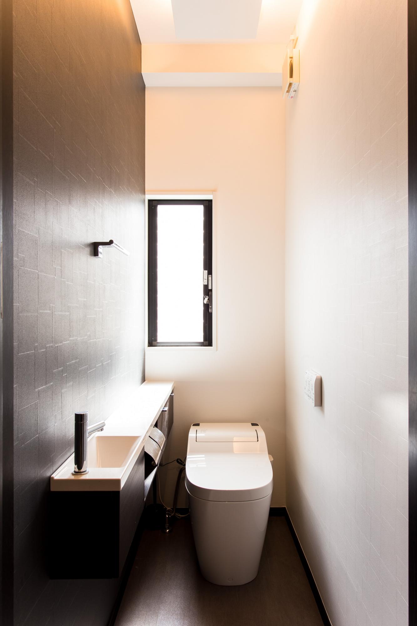 階段下にあったトイレは移設して新たなスペースを生みました。新しいトイレには手洗いカウンターもつけて気持よくお使いいただけます。