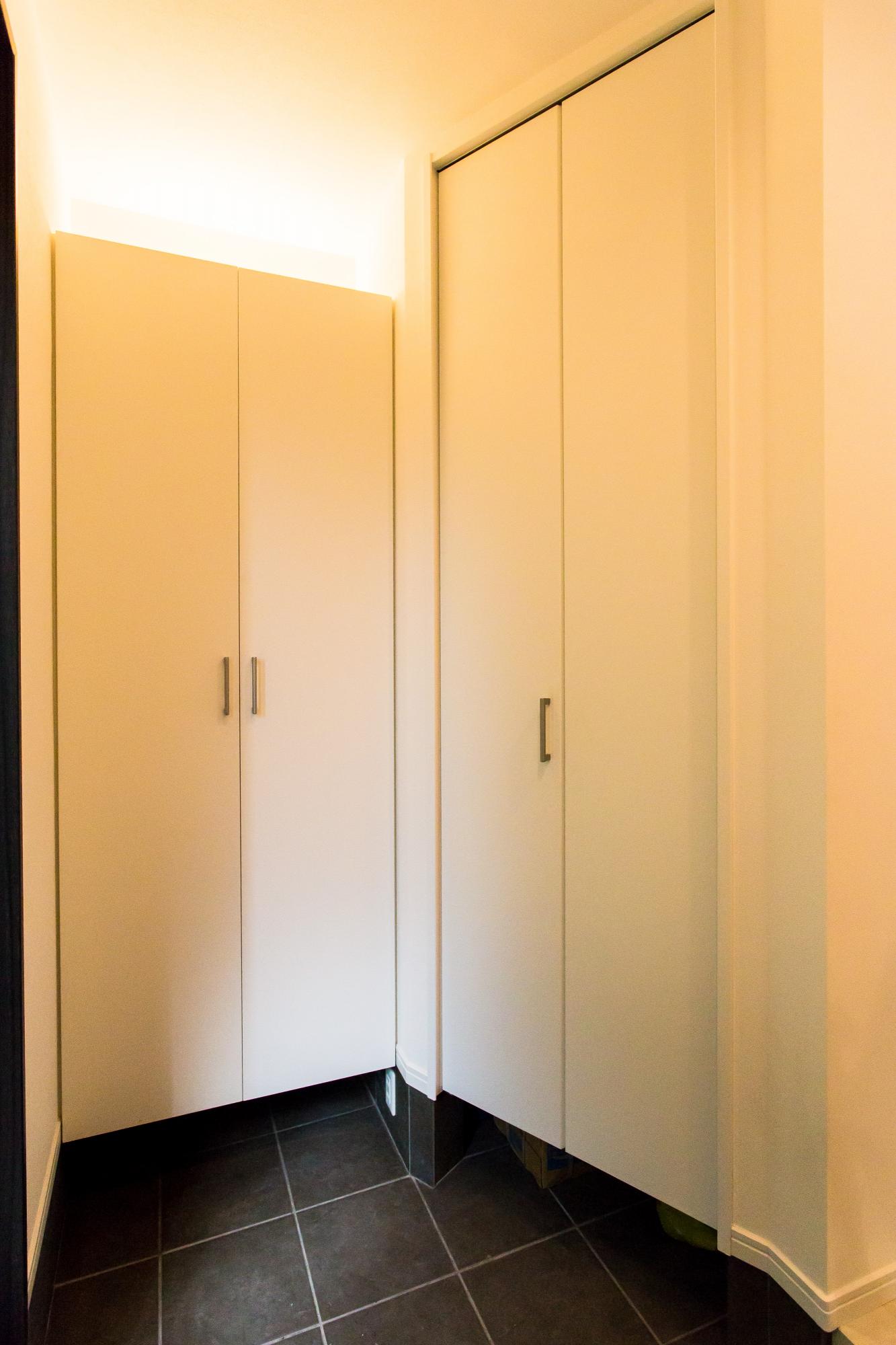 自転車も入るシューズクロークで大家族の玄関もスッキリ。