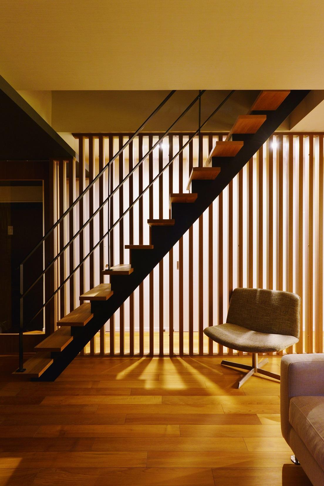 格子、階段、アイアンの手摺など各々のラインが組み合わさってのデザインとなっています