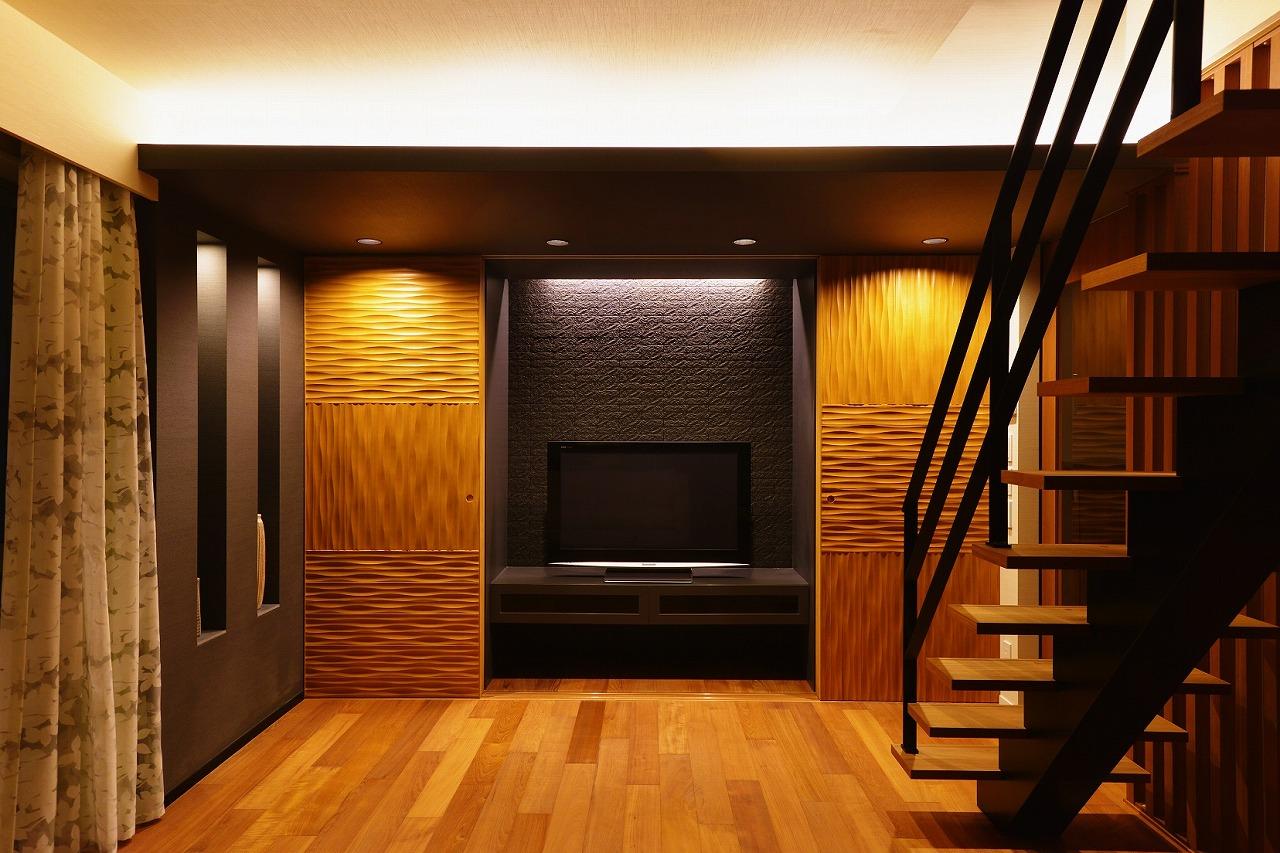 TVも扉で収納できますが、収納扉自体がインテリアにもなっています。
扉のテクスチュアを印象付ける間接照明にもこだわりました。