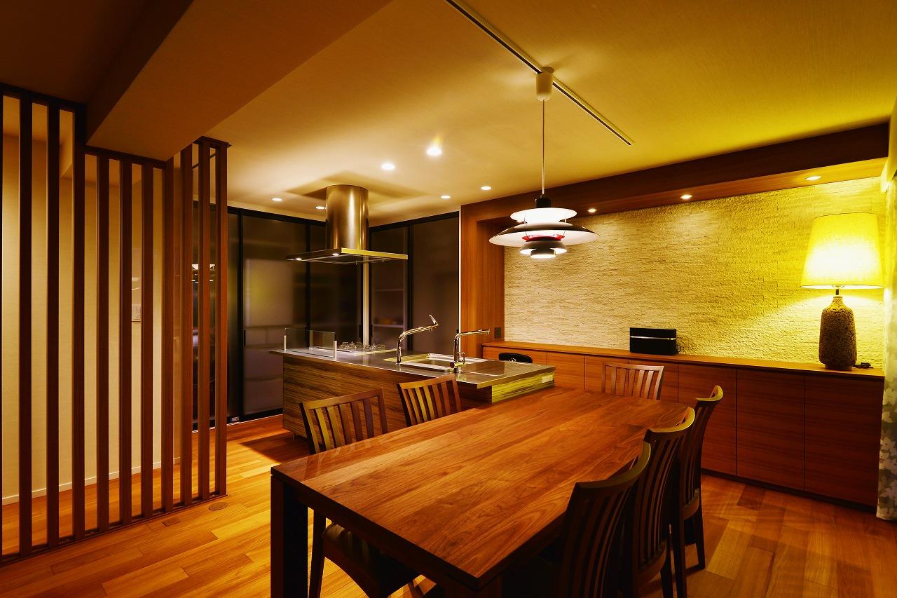 ダイニングペンダントにはアクセントとなるルイスポールセンＰＨ５のブラックを採用。
キッチン・ダイニングとくつろぎのリビングが緩やかに分けられています。