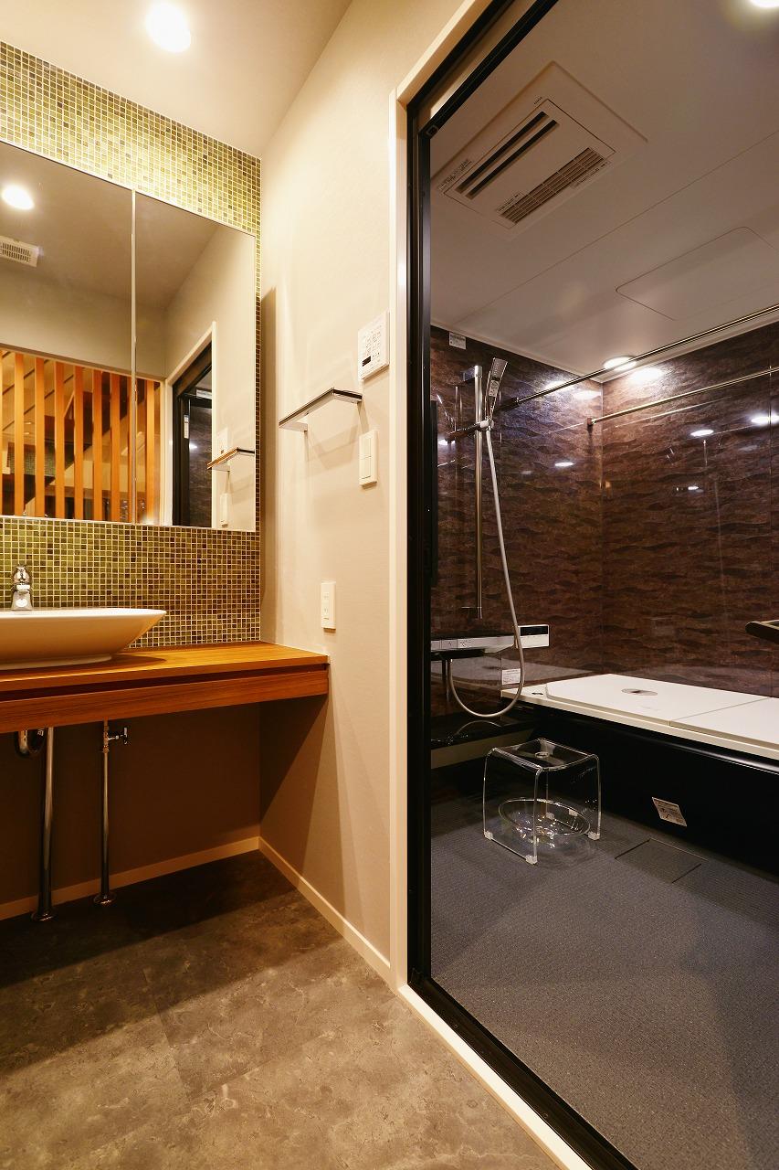 洗面は床材のチークに合わせて造作しました。