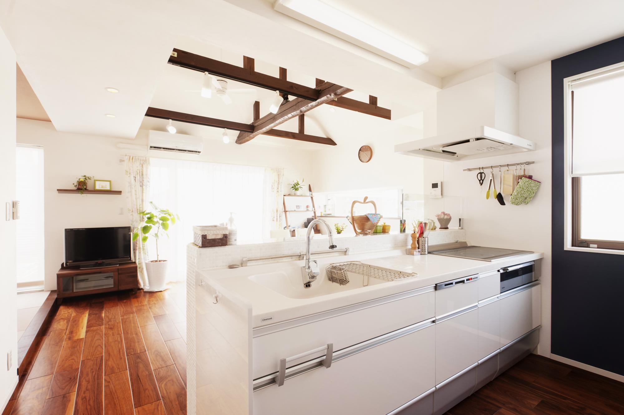 家族がお手伝い出来るように、キッチンは２人で作業できる広さを確保しました。 
キッチンからの眺めもよく、家事が楽しくなったそうです。