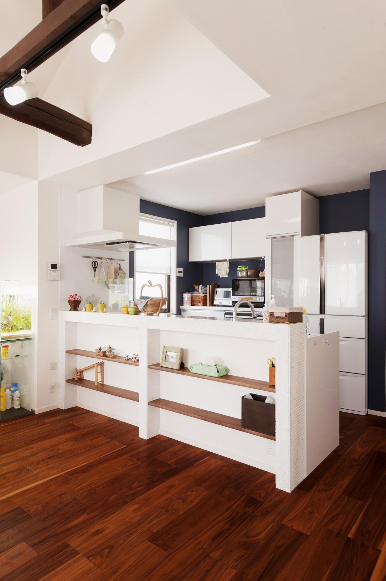 ダイニング側のカウンターは手元を隠すことと配膳しやすい高さで造作しました。