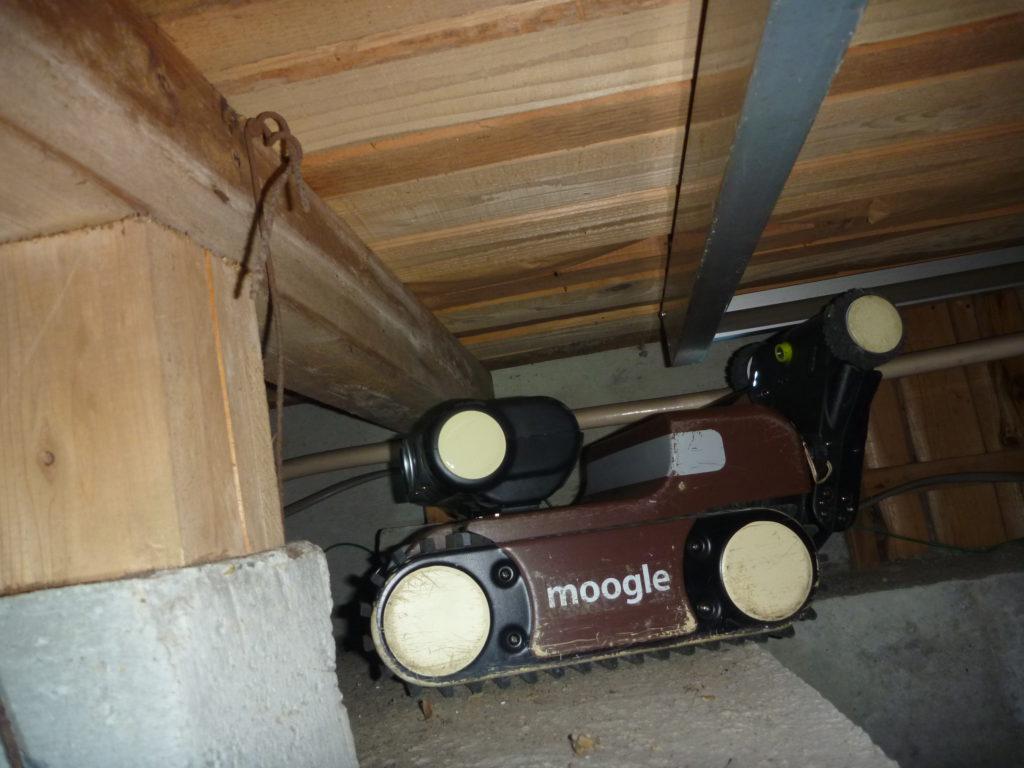 無人点検ロボットも活用。人が入り込めない場所は無人点検ロボットを使用します。カメラも搭載していますので点検中の画像を中継し、ご自宅の床下の様子を建築士が解説しながらごらんいただけます。※写真は参考例