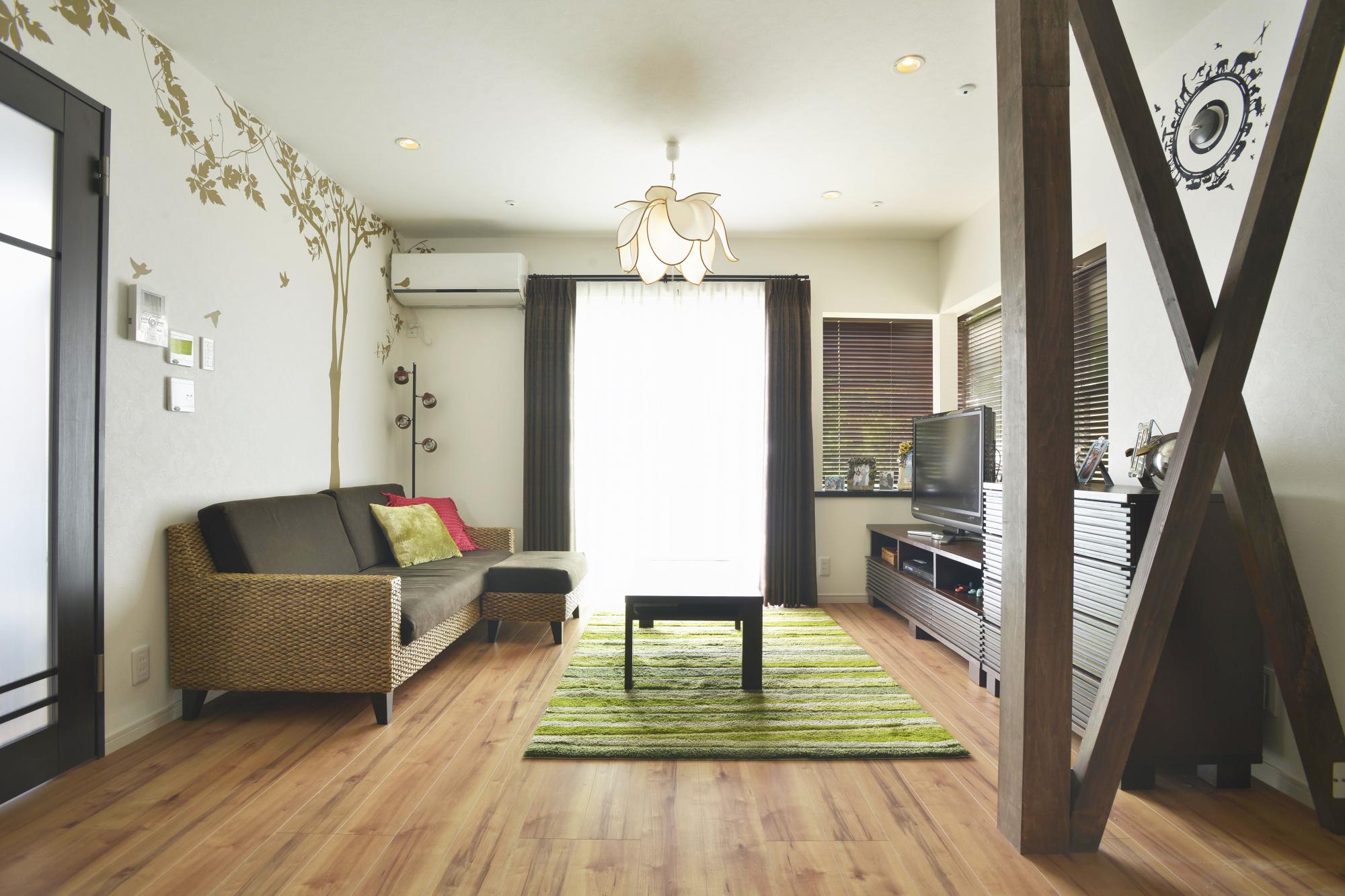 開放的な空間にするために筋交いを現しにしています。塗装してインテリアとしても楽しめるようにしました。壁の模様やニュアンスのある照明で施主様らしい雰囲気を演出しています。