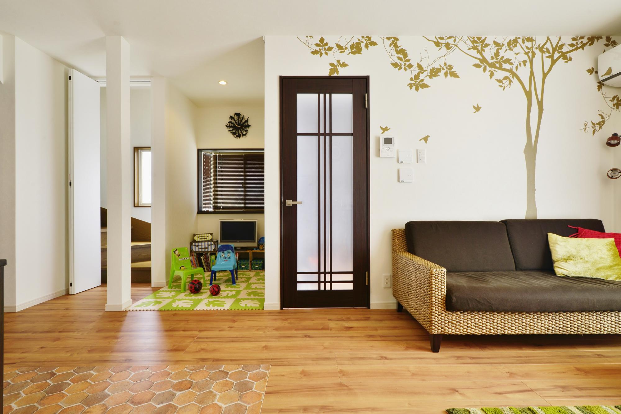 室内ドアやソファ・壁の模様が統一感のあるかわいらしさを醸し出しています。